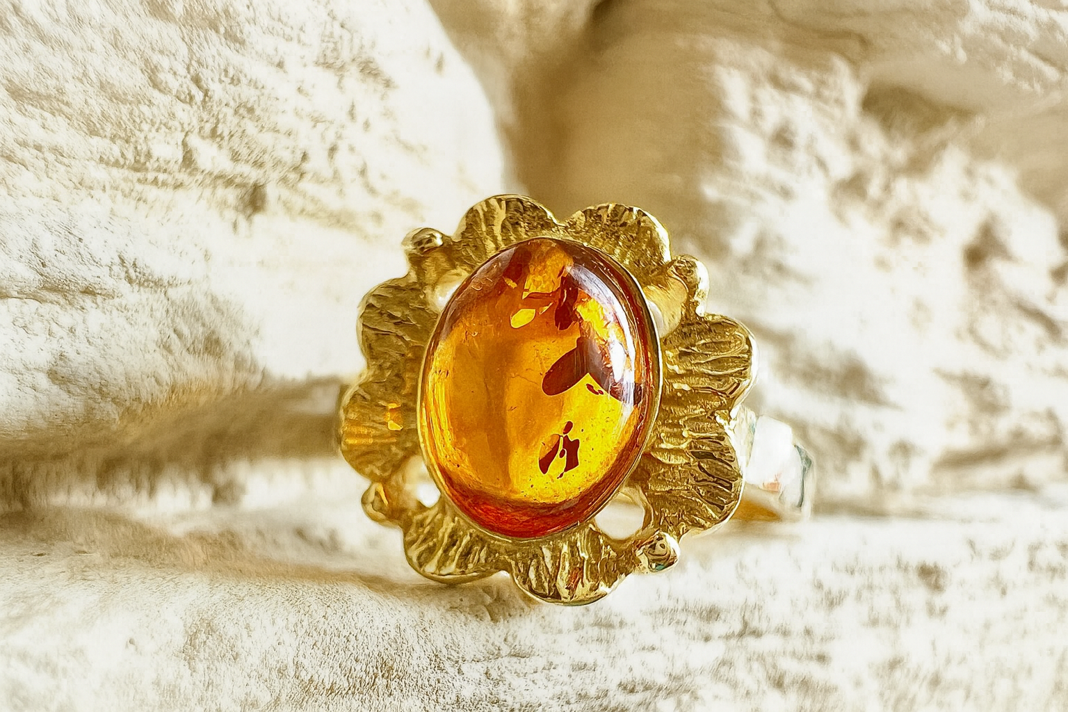 Luxus-Unikat Bernsteinring „Golden Amber Bloom“  – 585er Gold - Nr. 55 (15) - UNIKAT