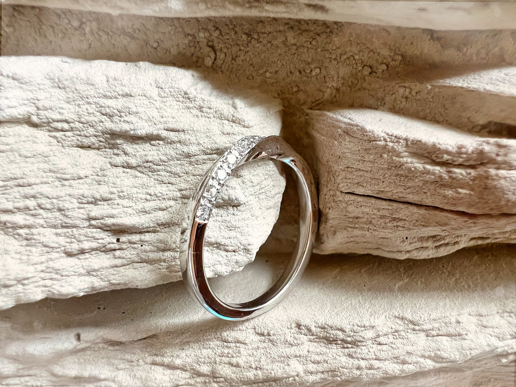 Luxus Diamantenring / Verlobungsring „Möbiusband“  – 585er Weißgold - Nr. 50 (10)