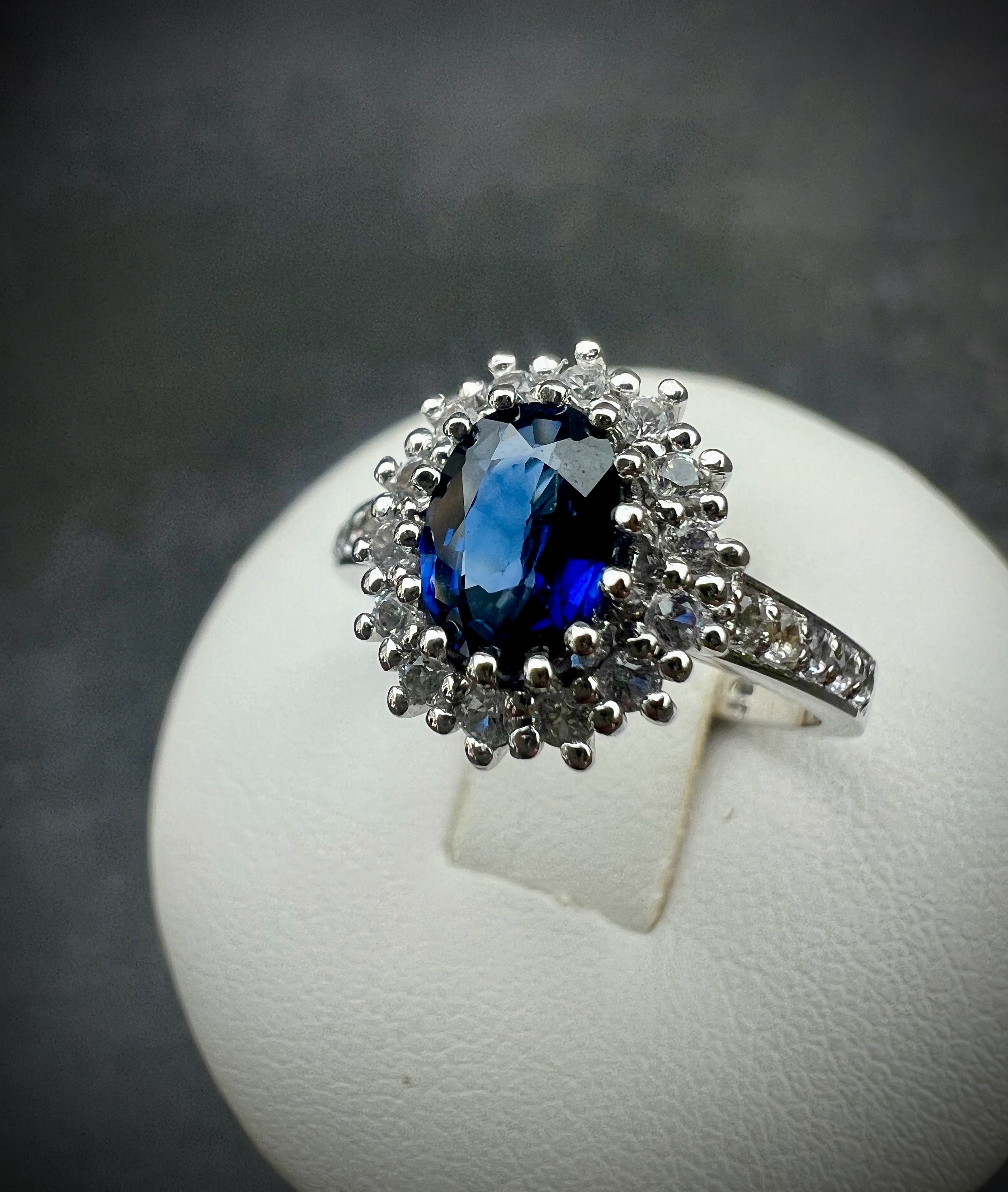 Luxus-Unikat Saphirring – 585er Weißgold - Lady-Diana-Stil