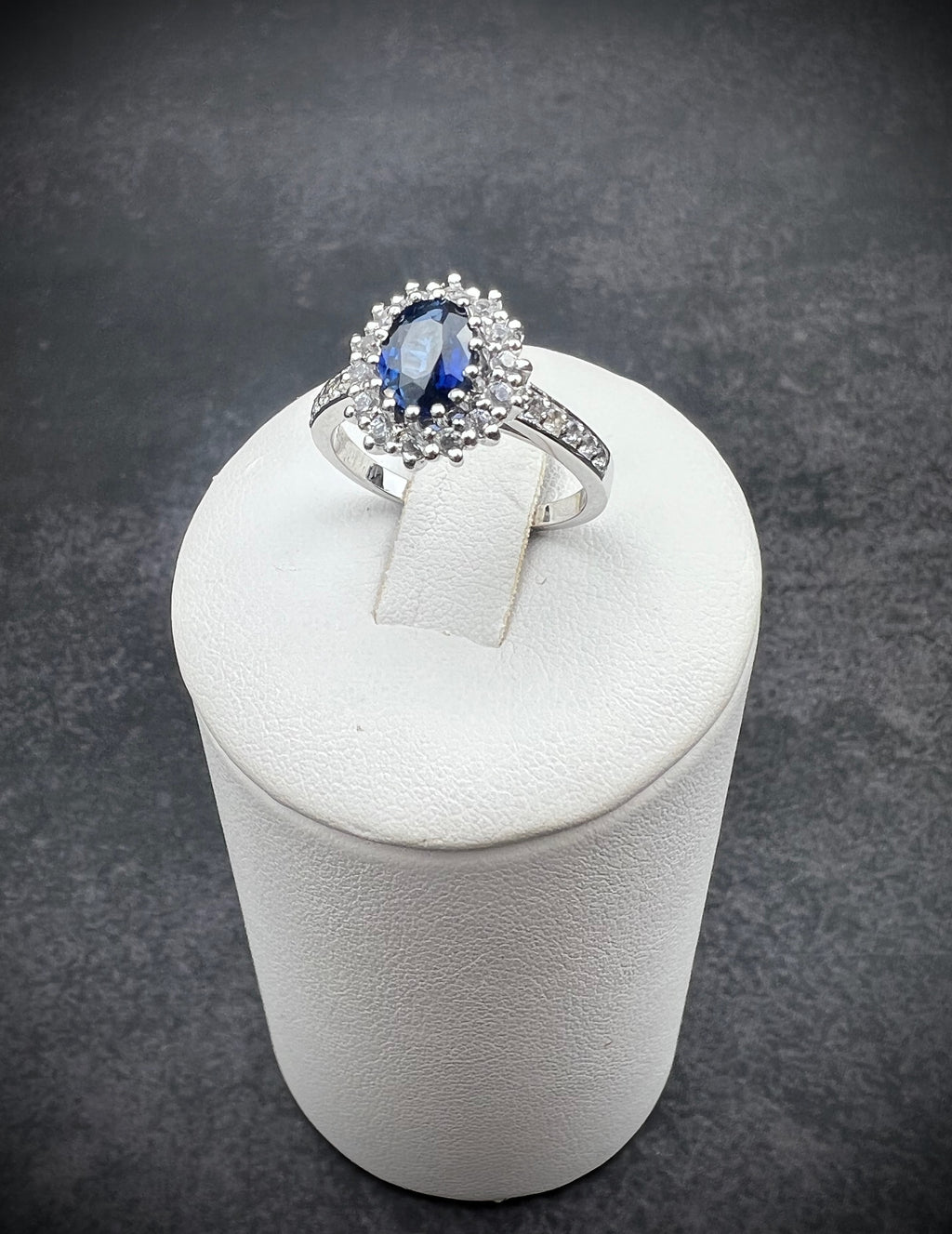 Luxus-Unikat Saphirring – 585er Weißgold - Lady-Diana-Stil