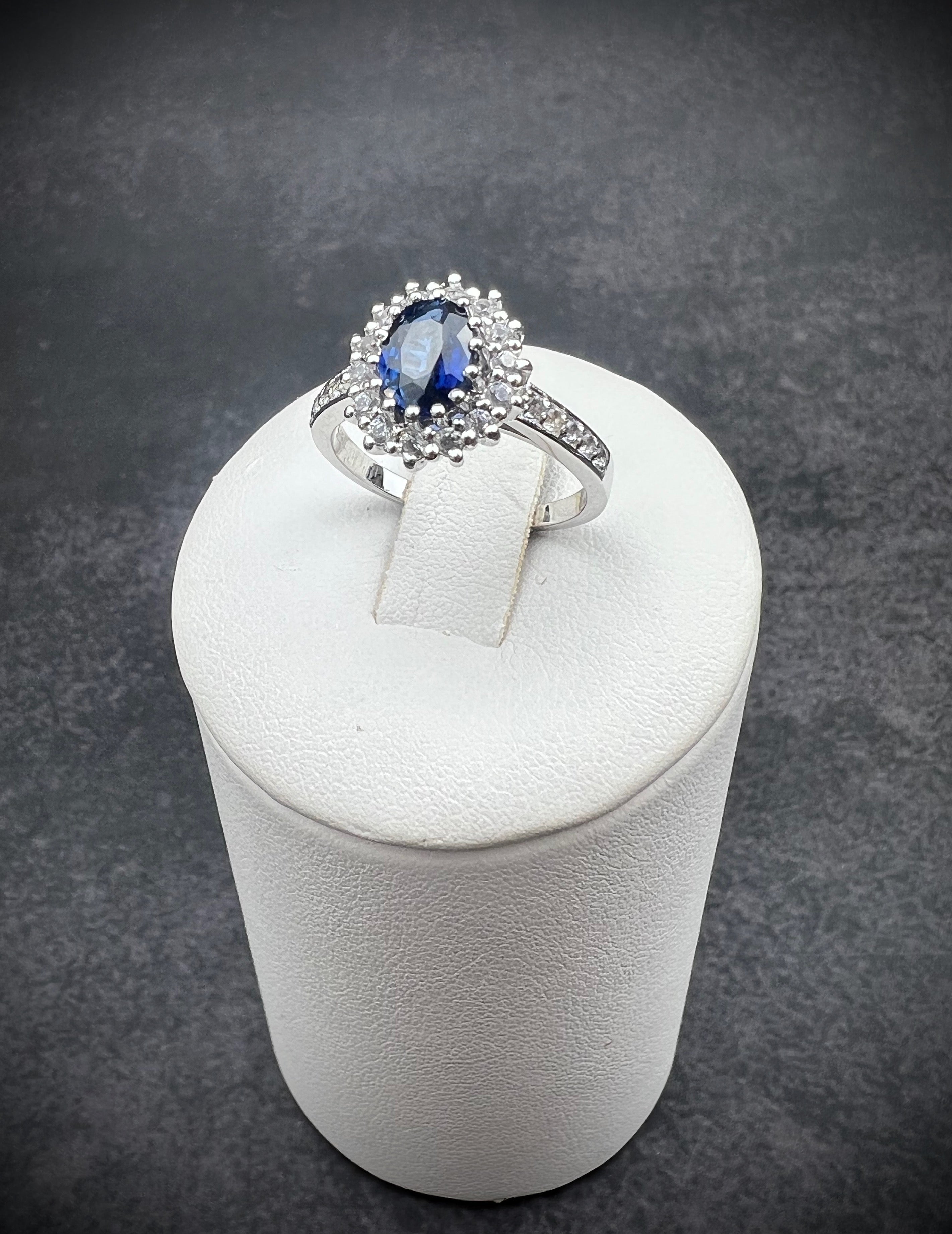 Luxus-Unikat Saphirring – 585er Weißgold - Lady-Diana-Stil