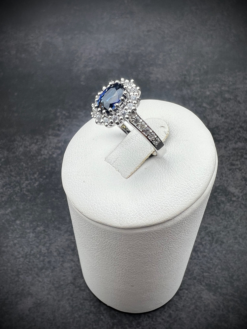 Luxus-Unikat Saphirring – 585er Weißgold - Lady-Diana-Stil