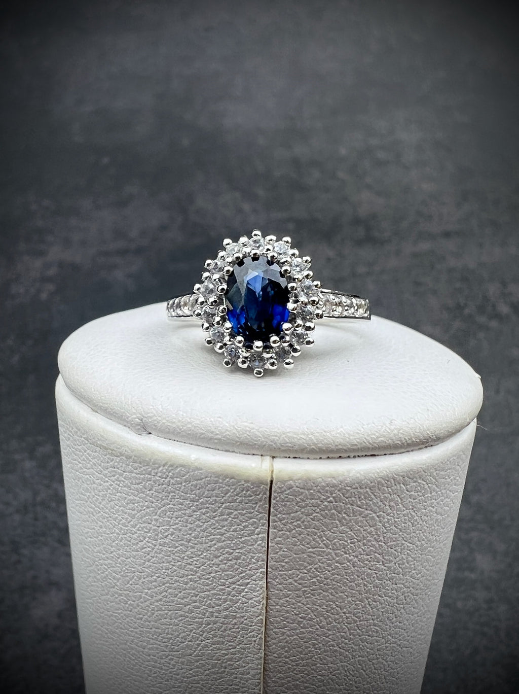 Luxus-Unikat Saphirring – 585er Weißgold - Lady-Diana-Stil