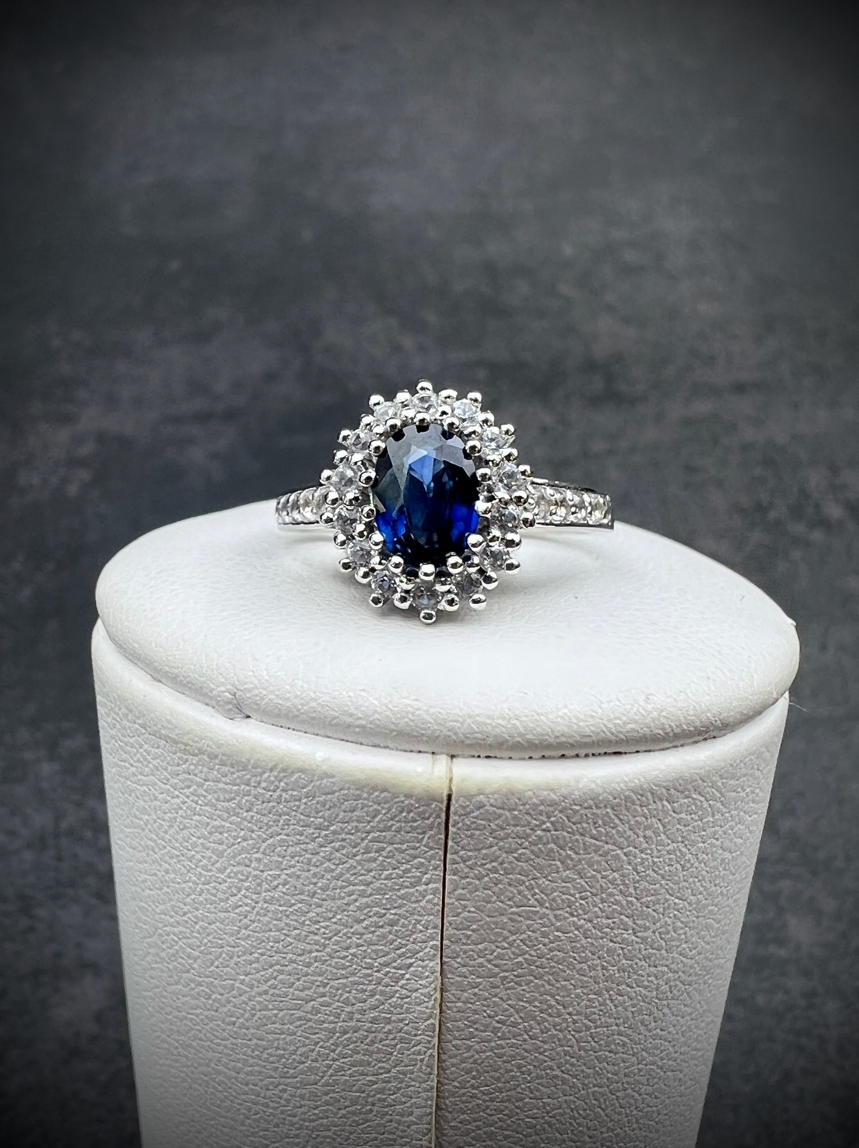 Luxus-Unikat Saphirring – 585er Weißgold - Lady-Diana-Stil