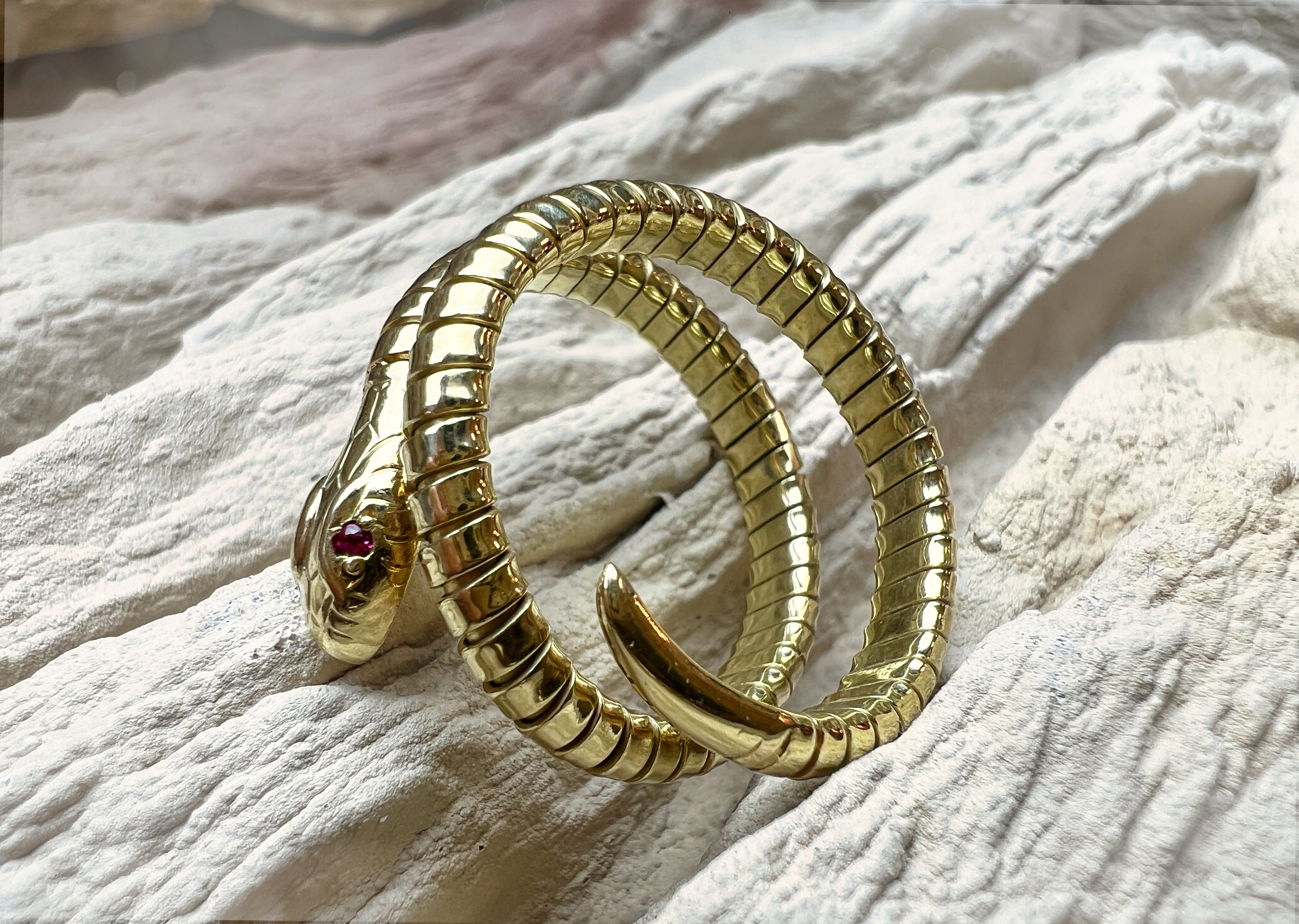 Luxus-Ring "Snake" aus 750er Gold mit funkelnden Rubin-Augen – ab Nr. 62 (22) verstellbar