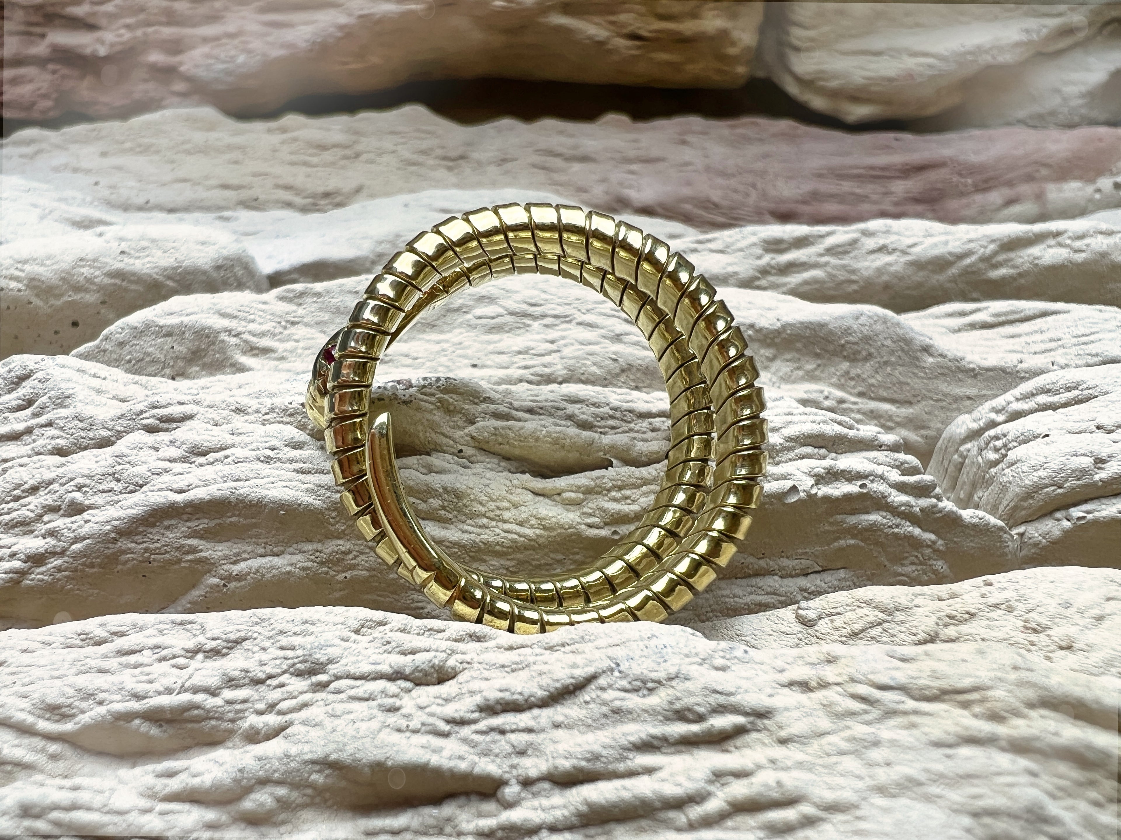 Luxus-Ring "Snake" aus 750er Gold mit funkelnden Rubin-Augen – ab Nr. 62 (22) verstellbar