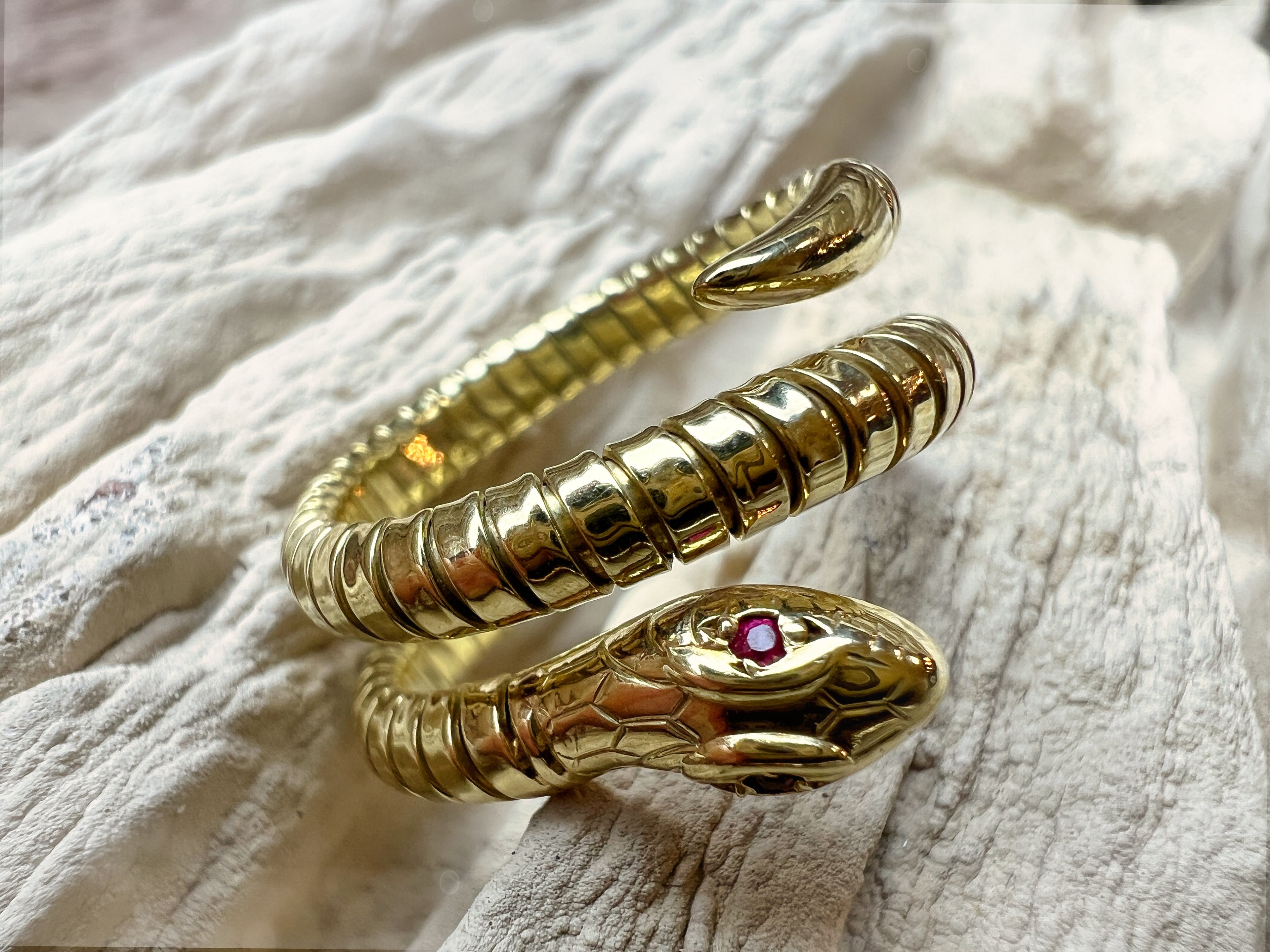 Luxus-Ring "Snake" aus 750er Gold mit funkelnden Rubin-Augen – ab Nr. 62 (22) verstellbar