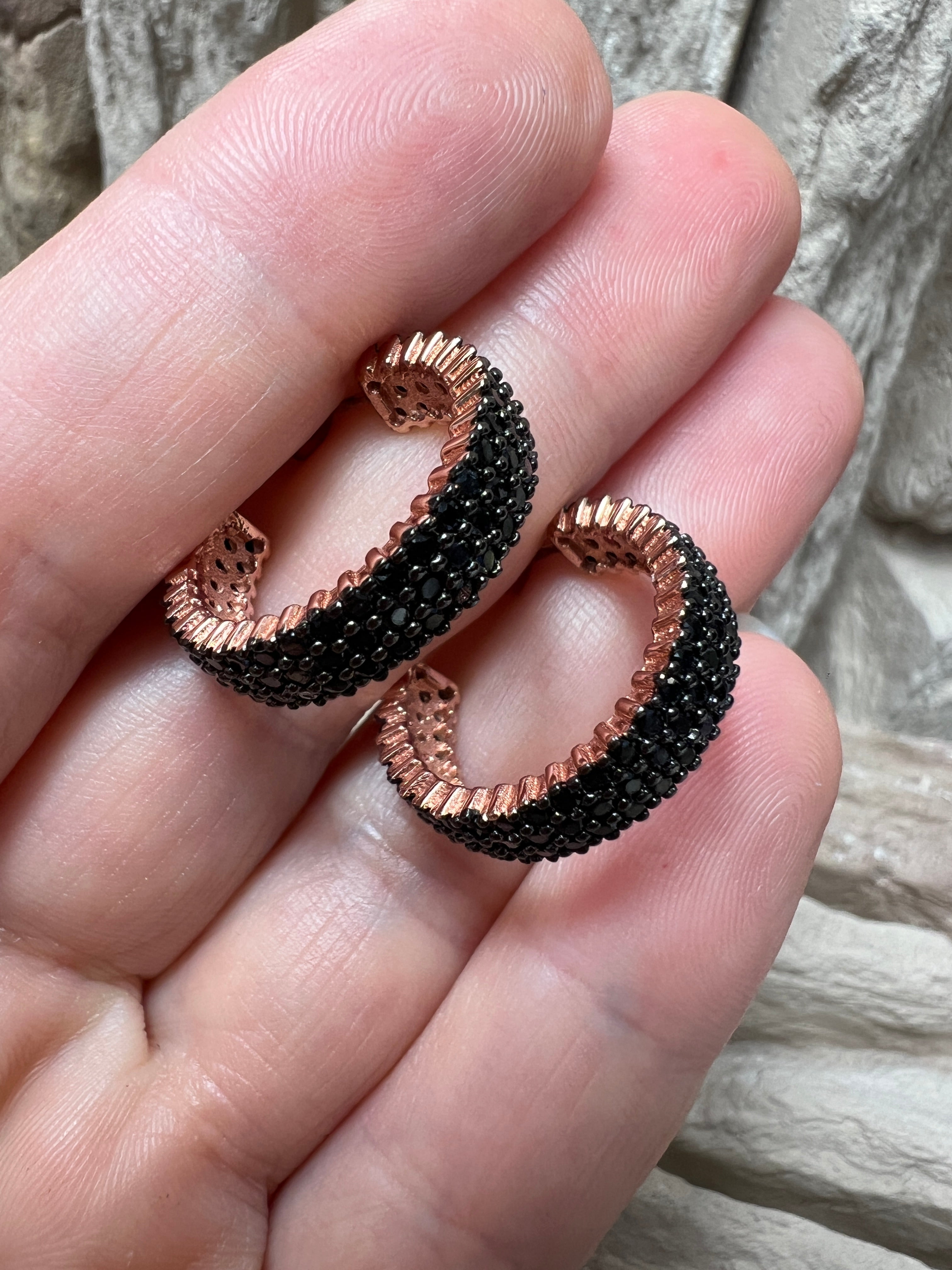 Rosé-vergoldete Silber-Creolen mit Onyx – Elegant. Modern. Ausdrucksstark.