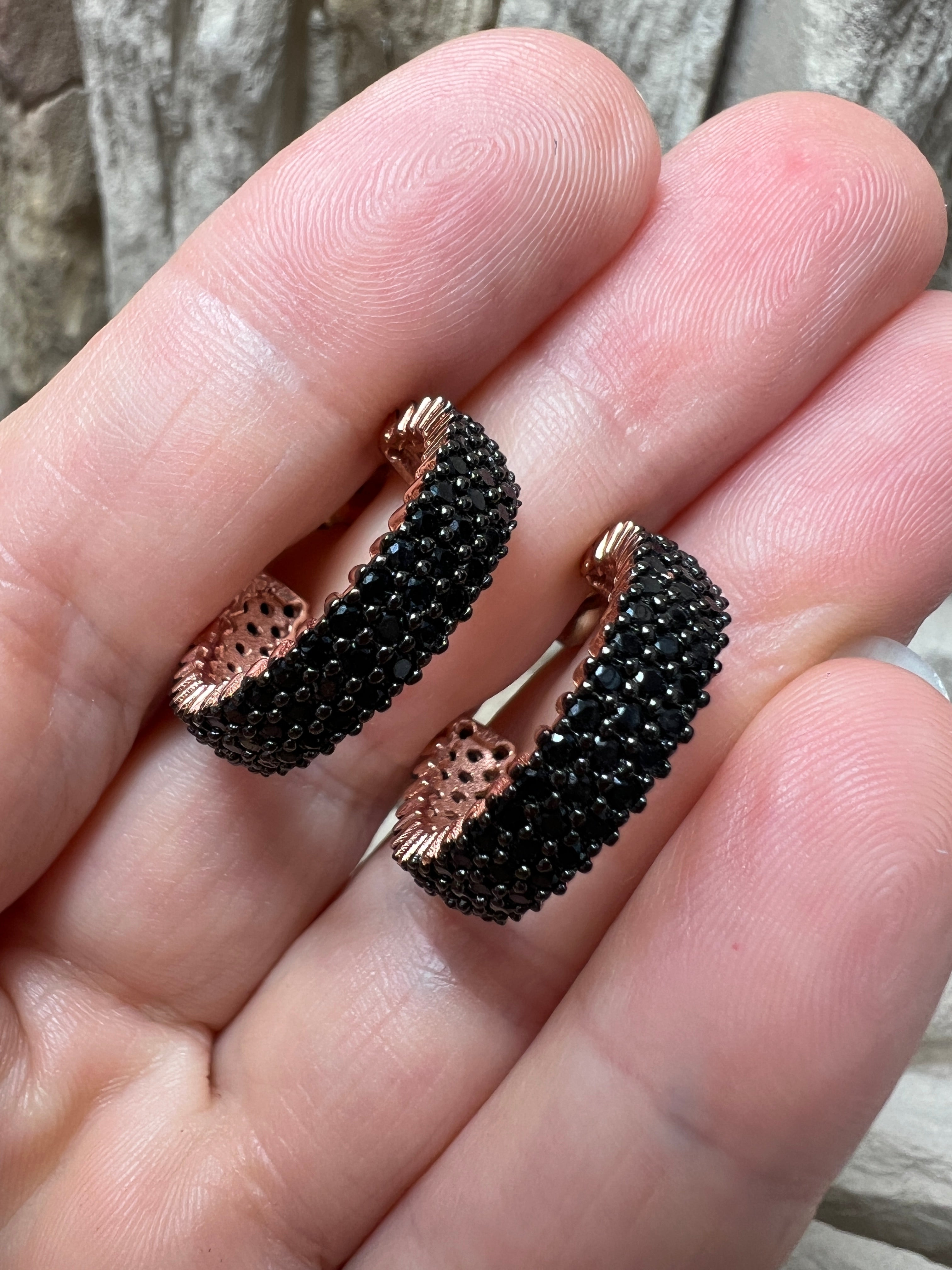 Rosé-vergoldete Silber-Creolen mit Onyx – Elegant. Modern. Ausdrucksstark.