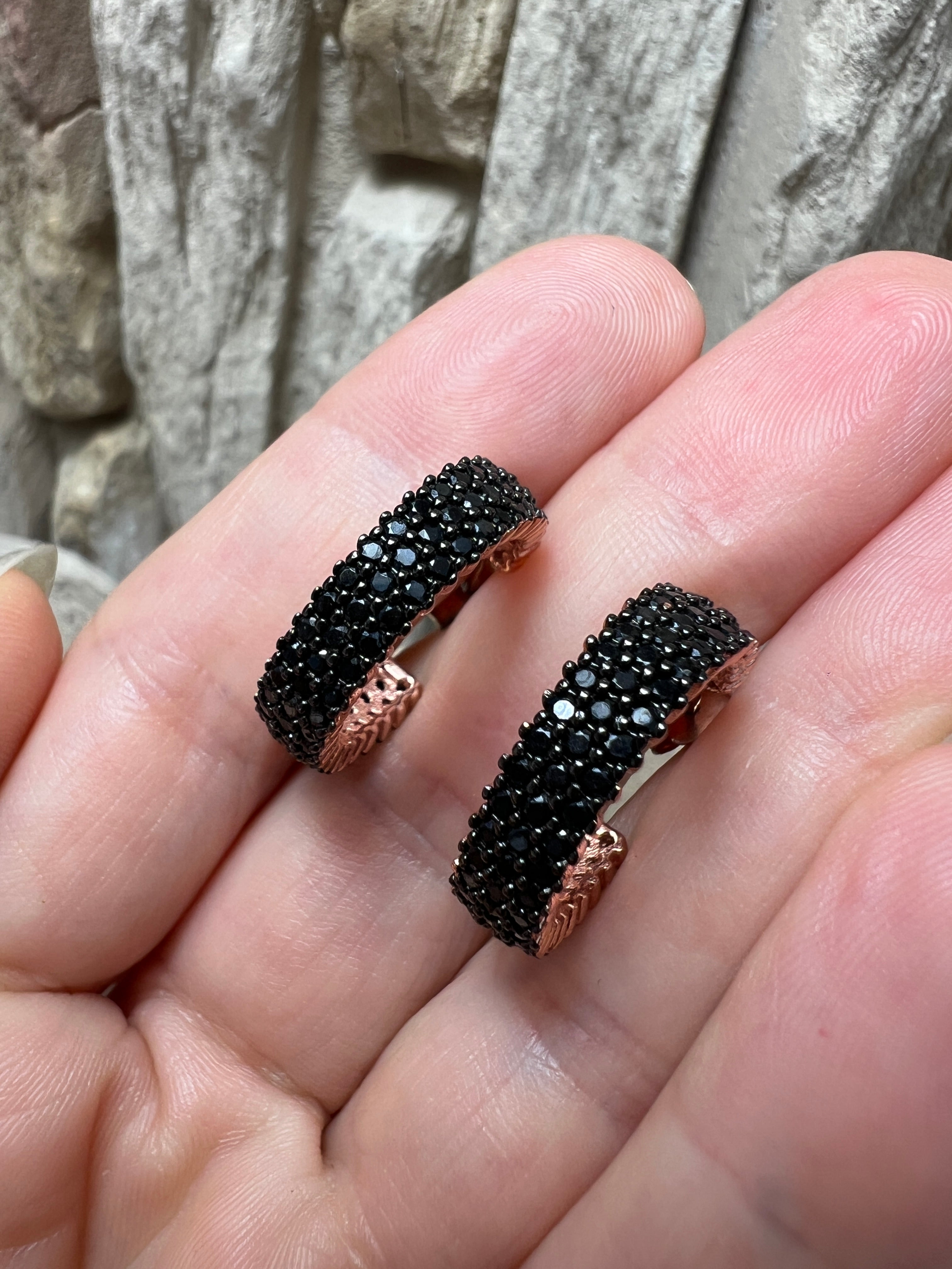 Rosé-vergoldete Silber-Creolen mit Onyx – Elegant. Modern. Ausdrucksstark.