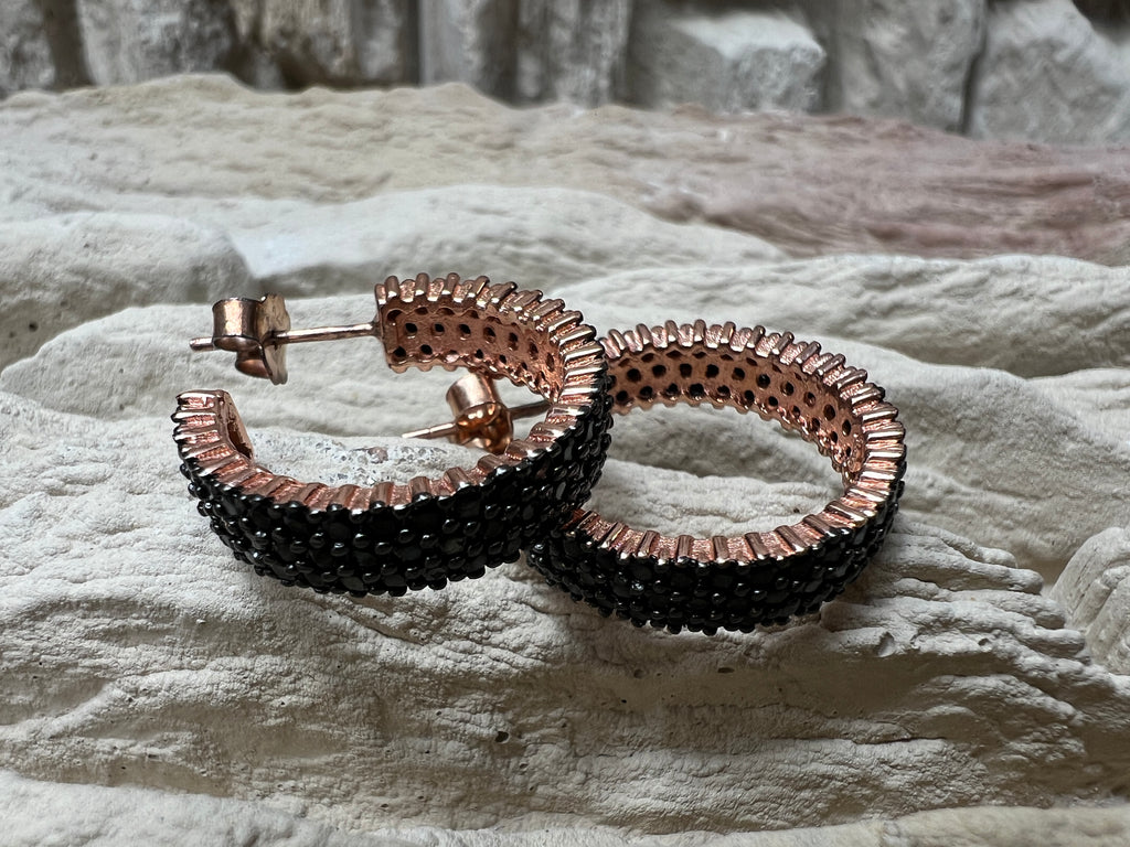 Rosé-vergoldete Silber-Creolen mit Onyx – Elegant. Modern. Ausdrucksstark.