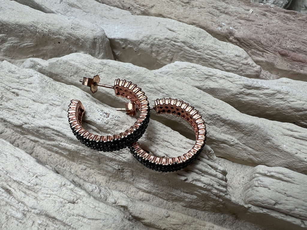 Rosé-vergoldete Silber-Creolen mit Onyx – Elegant. Modern. Ausdrucksstark.