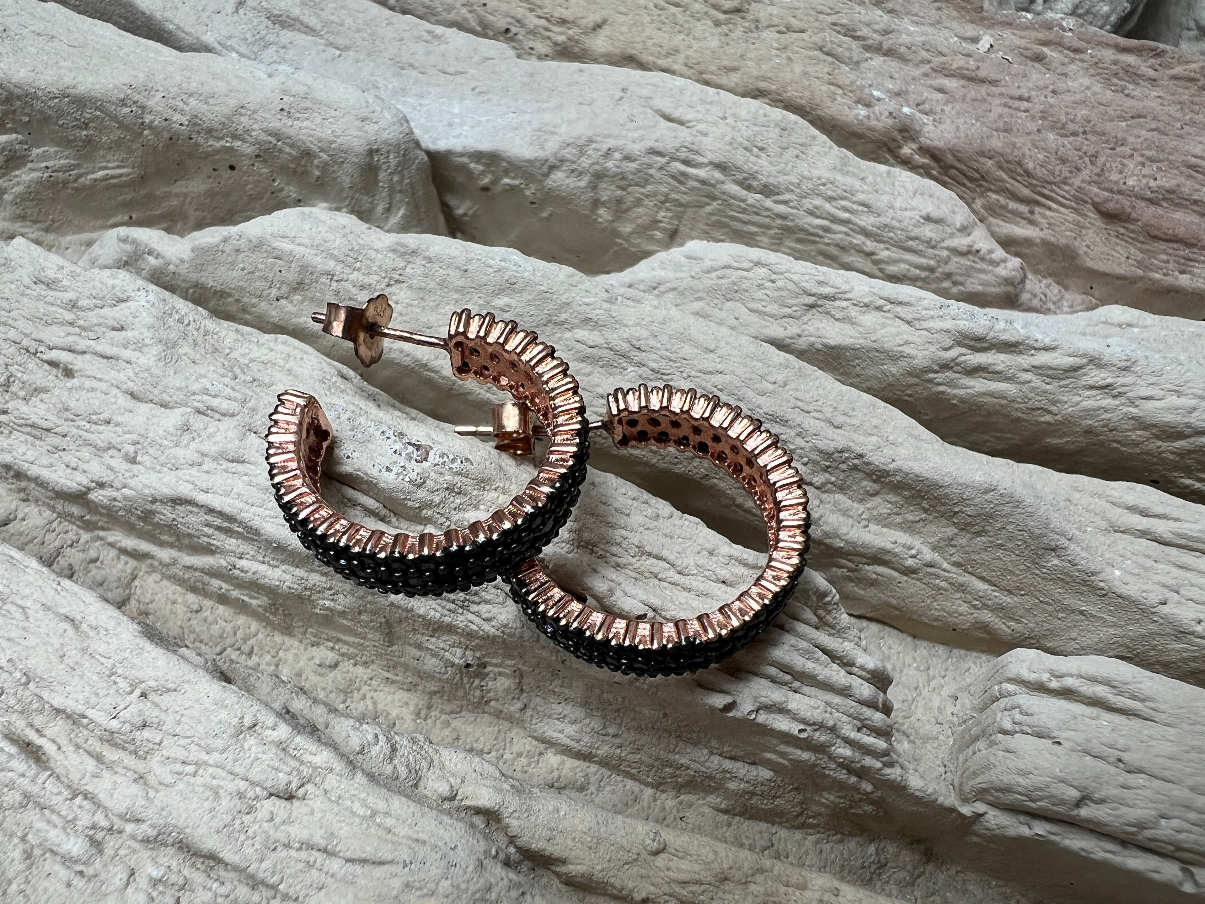 Rosé-vergoldete Silber-Creolen mit Onyx – Elegant. Modern. Ausdrucksstark.