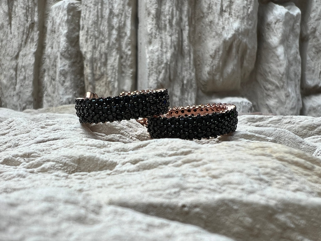 Rosé-vergoldete Silber-Creolen mit Onyx – Elegant. Modern. Ausdrucksstark.