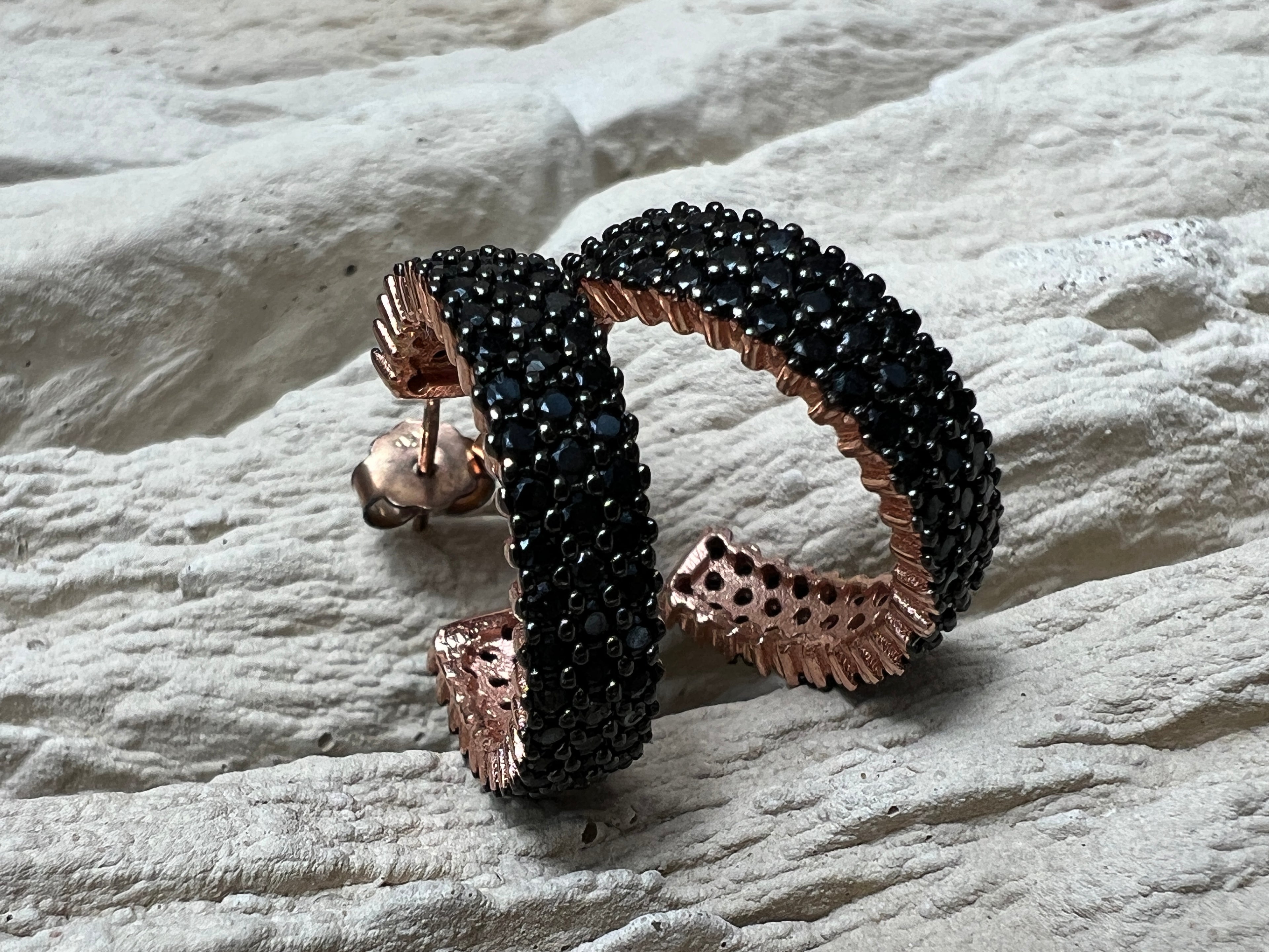 Rosé-vergoldete Silber-Creolen mit Onyx – Elegant. Modern. Ausdrucksstark.