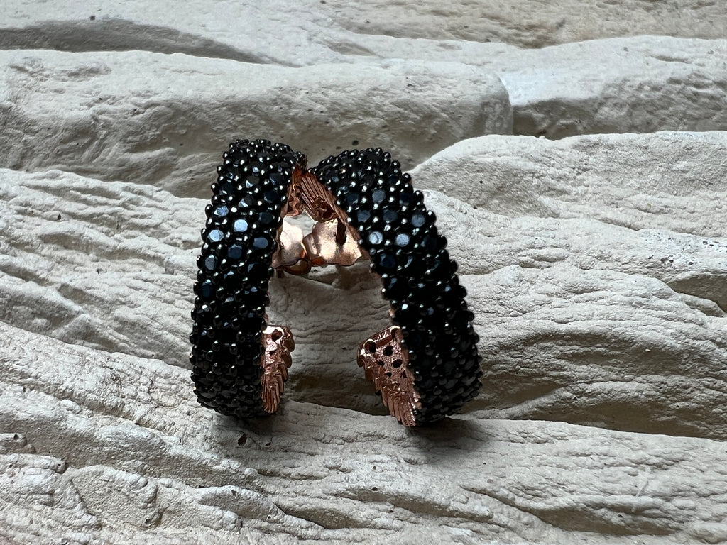 Rosé-vergoldete Silber-Creolen mit Onyx – Elegant. Modern. Ausdrucksstark.