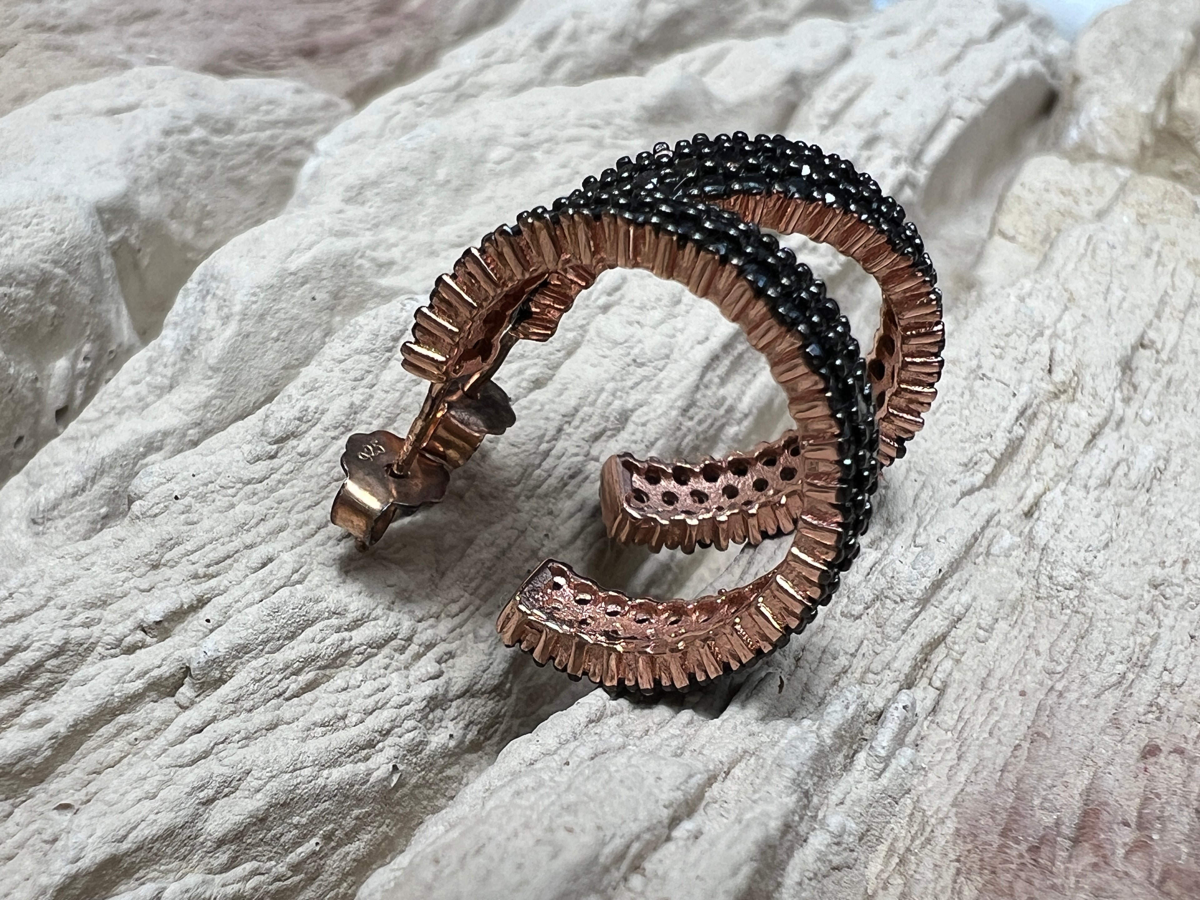 Rosé-vergoldete Silber-Creolen mit Onyx – Elegant. Modern. Ausdrucksstark.