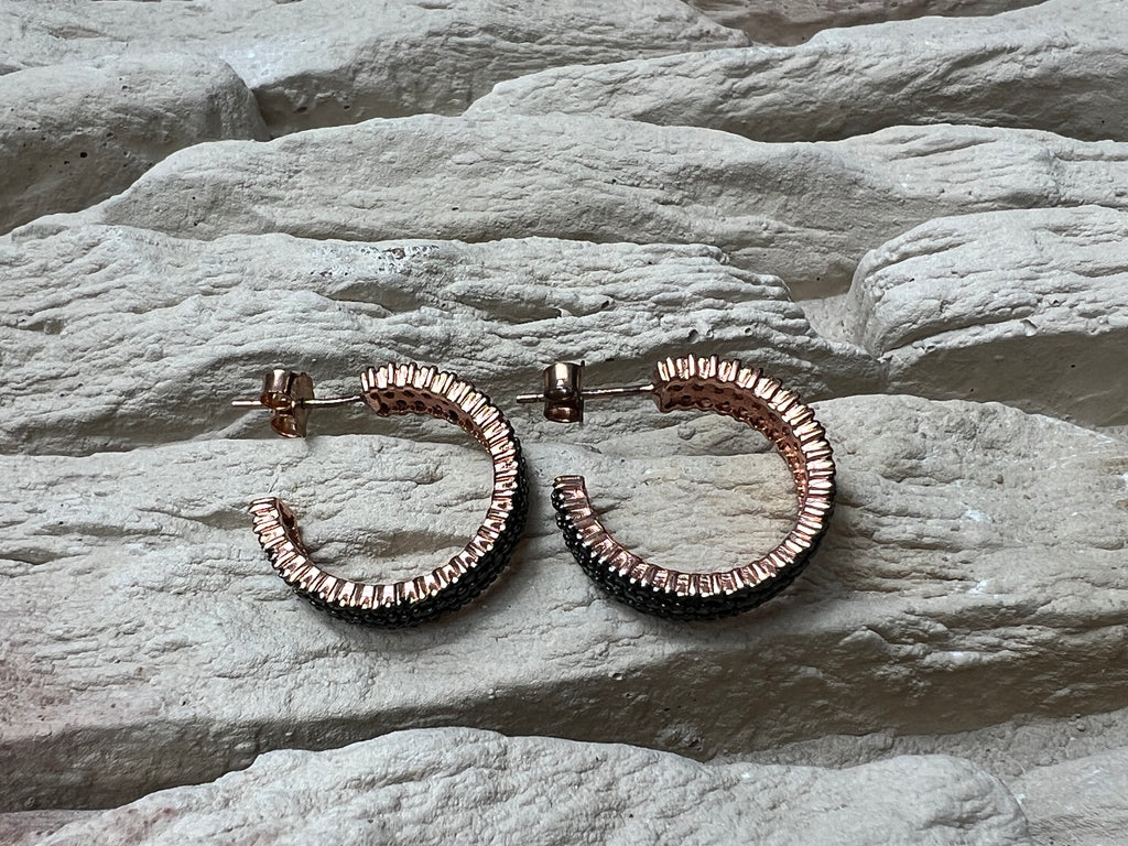 Rosé-vergoldete Silber-Creolen mit Onyx – Elegant. Modern. Ausdrucksstark.