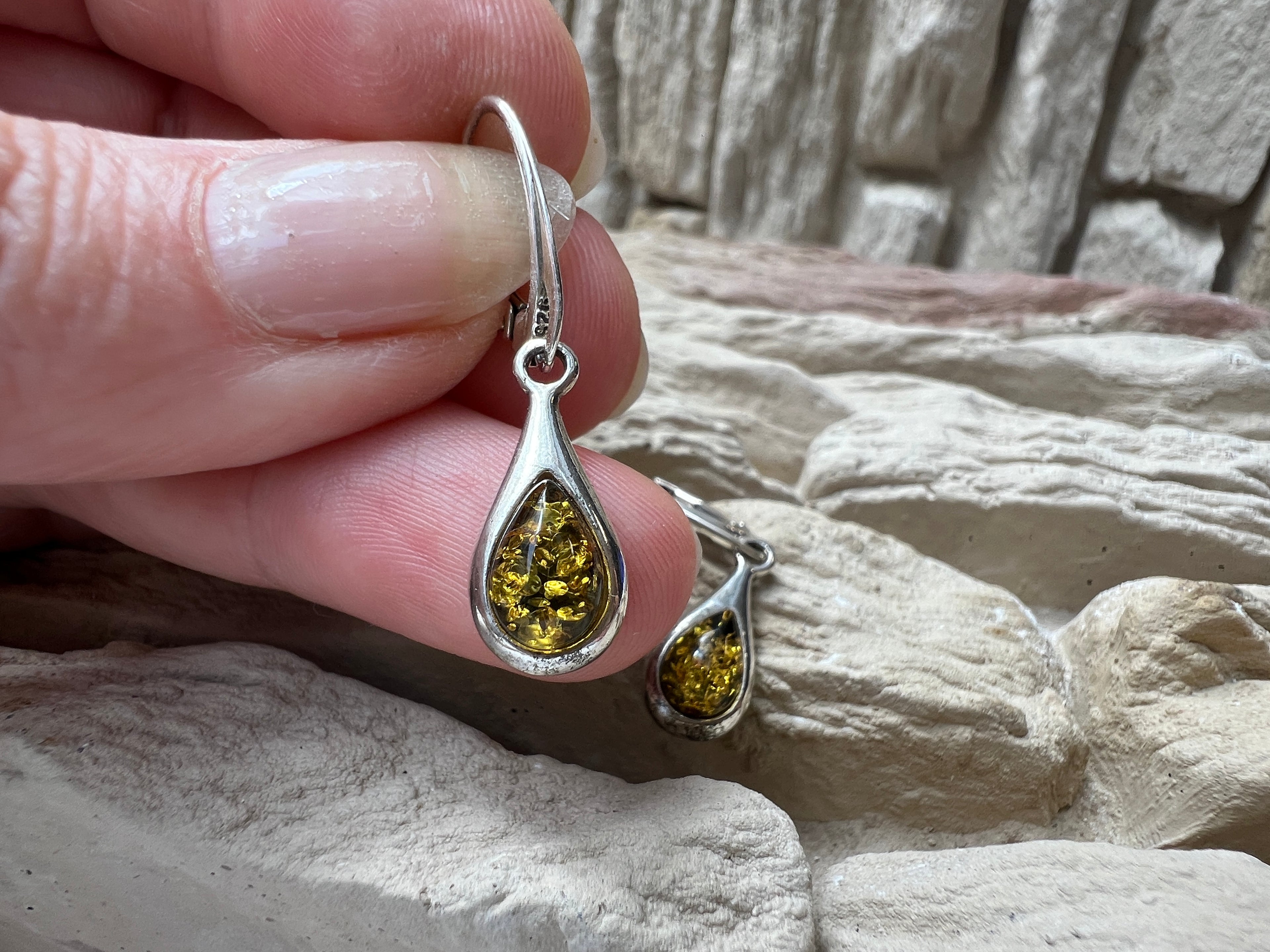 925er Sterling Silber Ohrringe Tropfen - grüner Naturbernstein - UNIKAT