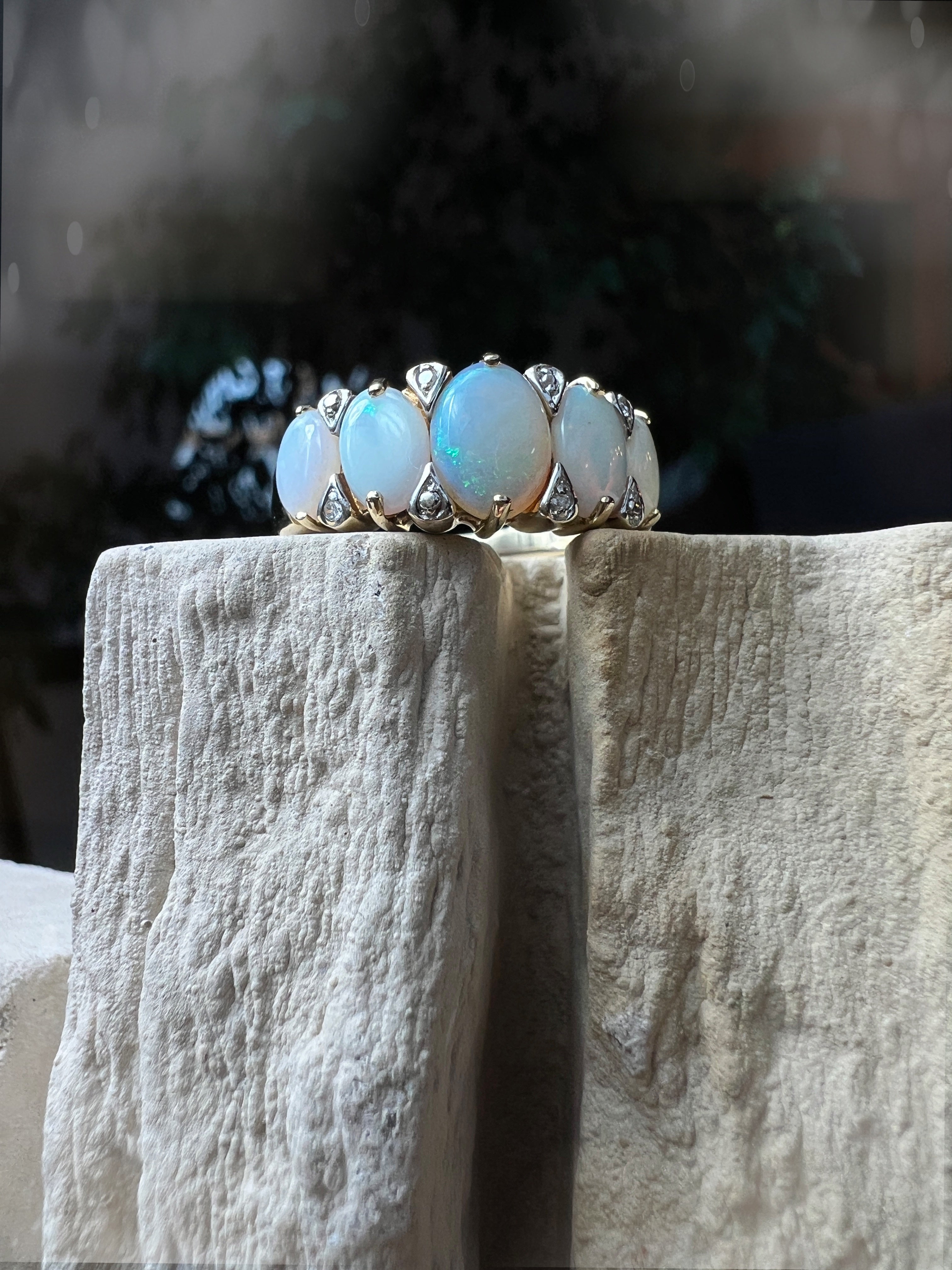 LUXUS-Ring aus 585er Gold mit schimmernden Opalen – Nr. 57-58 (17-18)