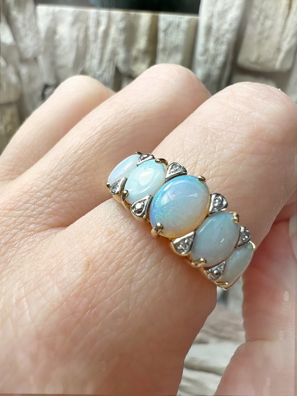 LUXUS-Ring aus 585er Gold mit schimmernden Opalen – Nr. 57-58 (17-18)