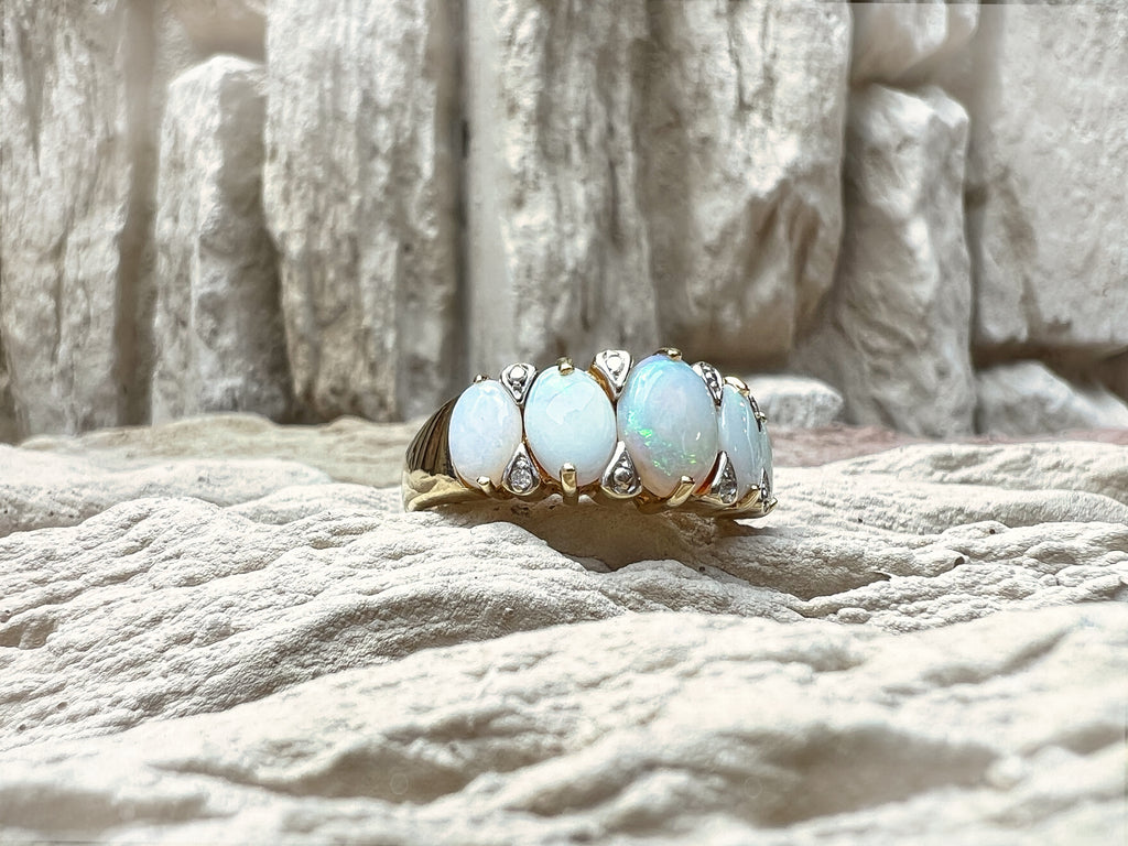 LUXUS-Ring aus 585er Gold mit schimmernden Opalen – Nr. 57-58 (17-18)