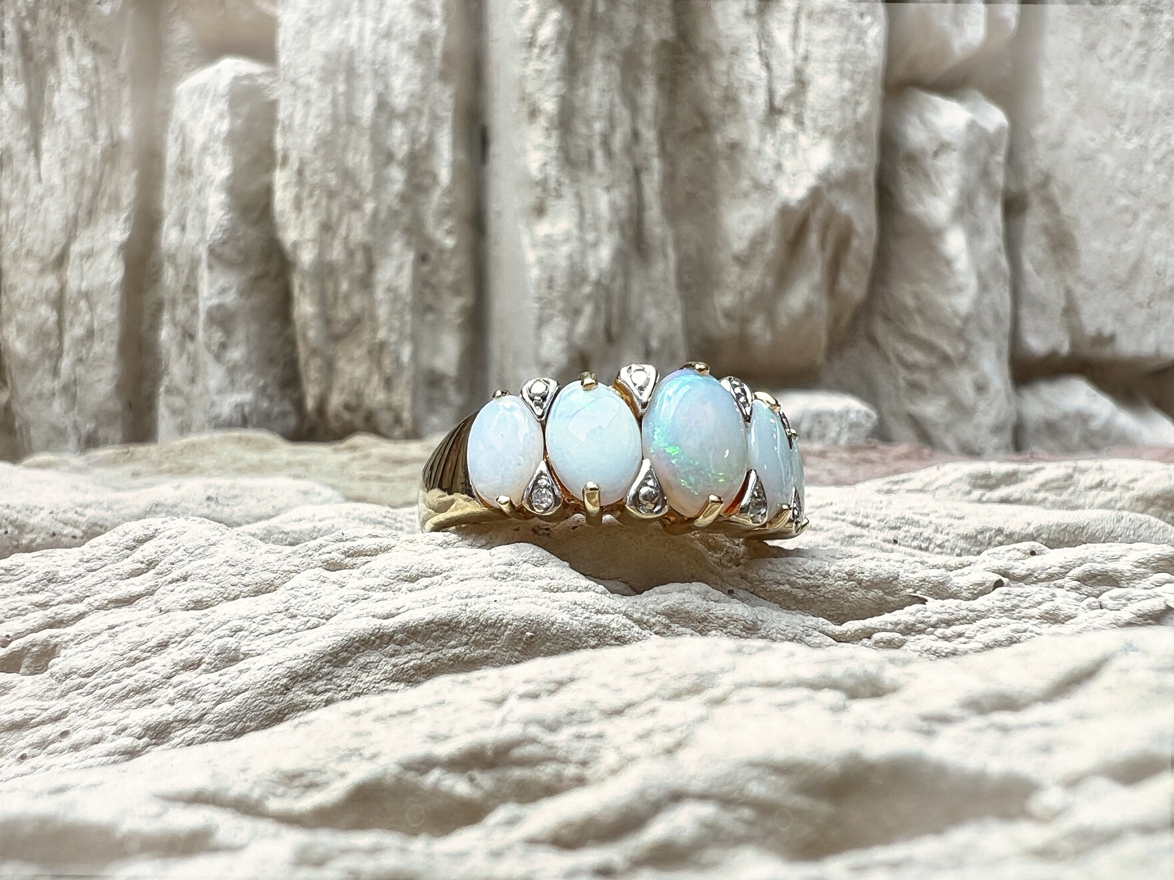 LUXUS-Ring aus 585er Gold mit schimmernden Opalen – Nr. 57-58 (17-18)