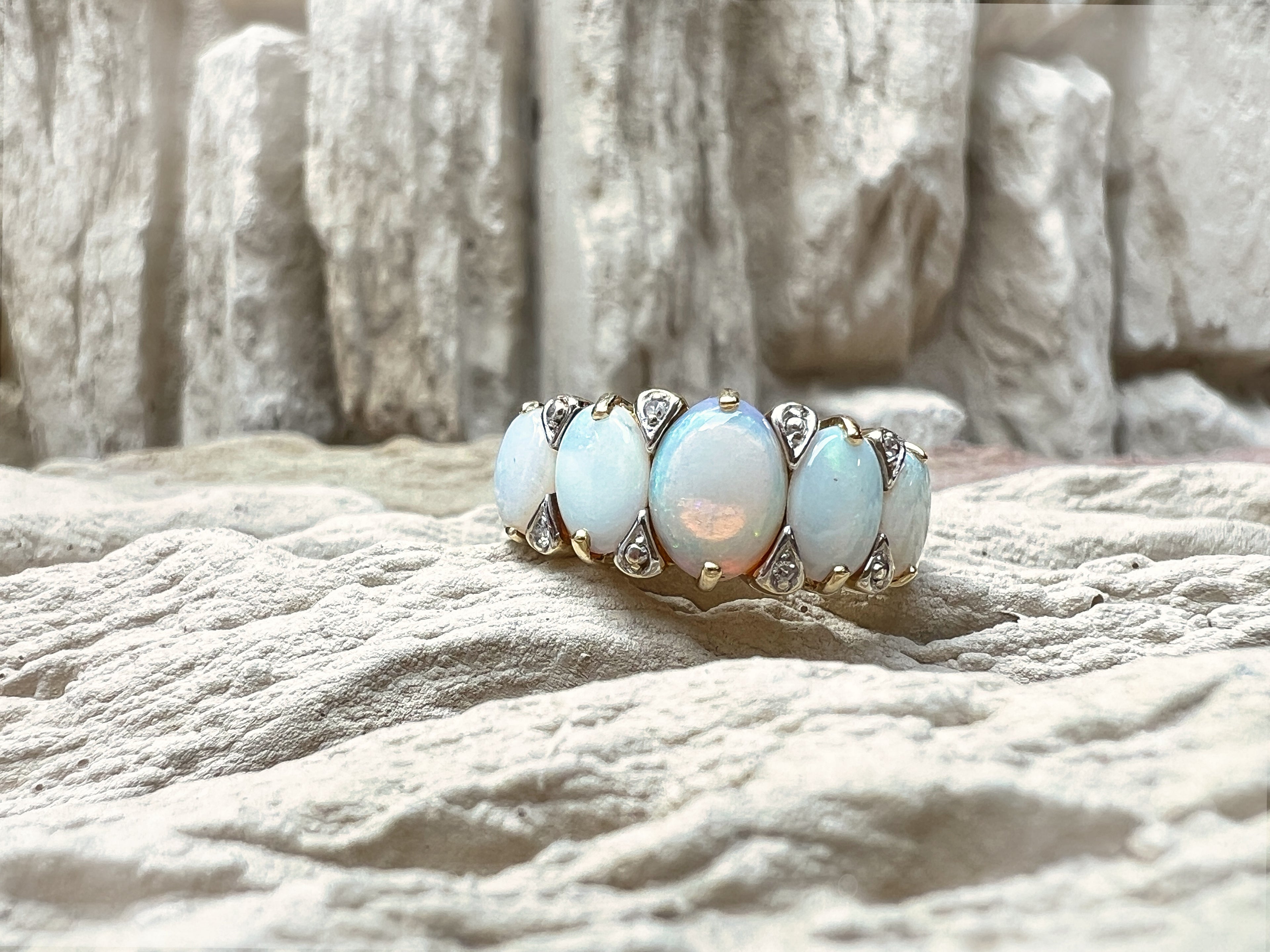 LUXUS-Ring aus 585er Gold mit schimmernden Opalen – Nr. 57-58 (17-18)