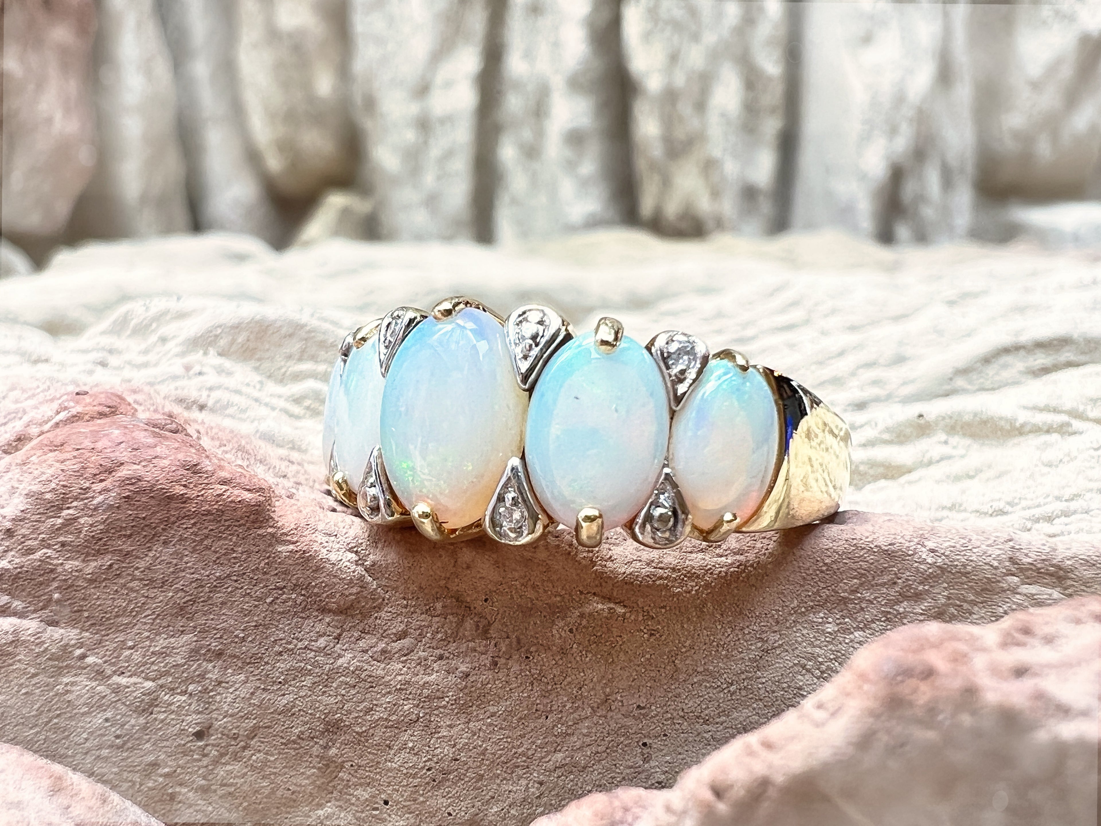 LUXUS-Ring aus 585er Gold mit schimmernden Opalen – Nr. 57-58 (17-18)