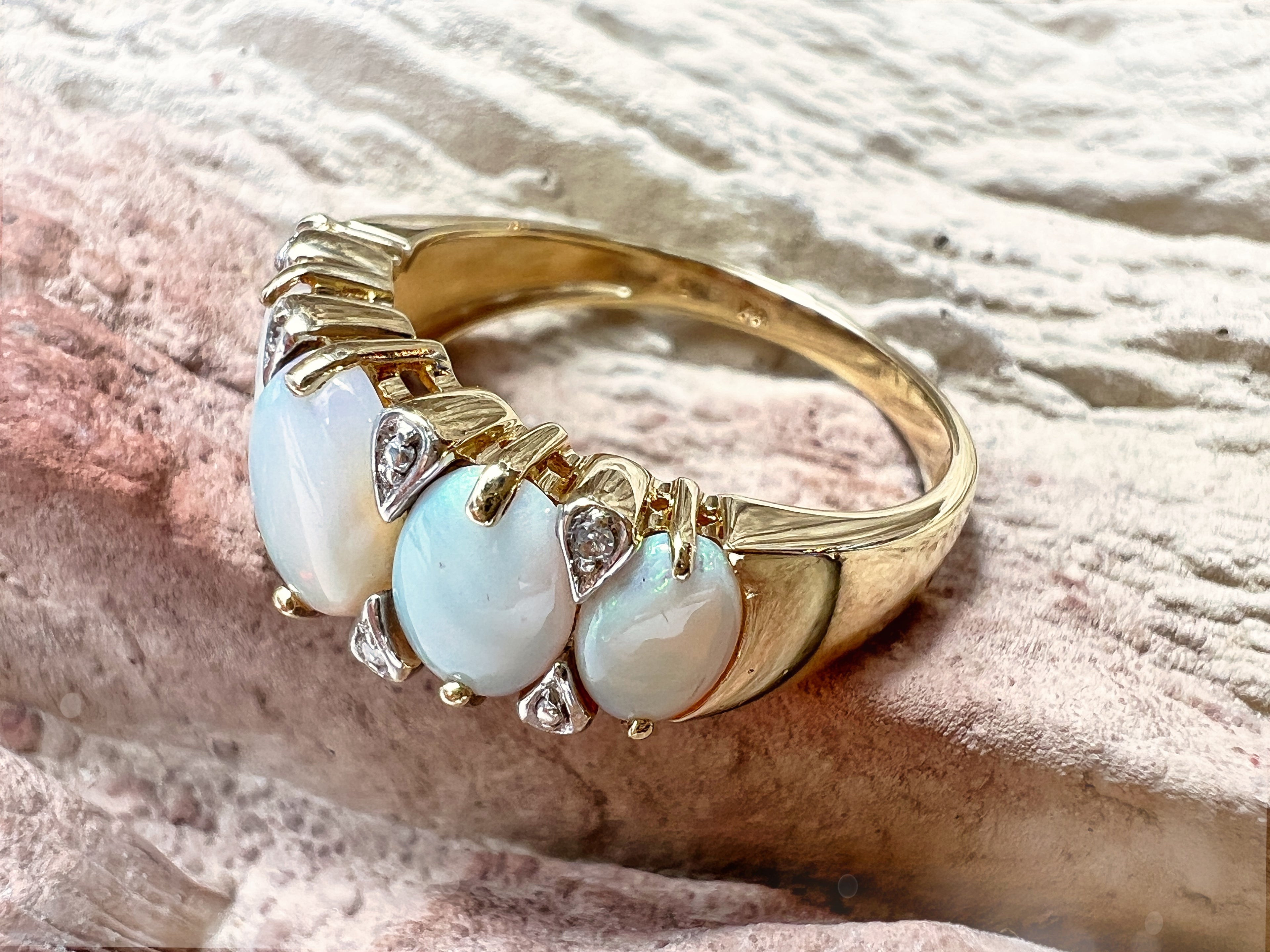 LUXUS-Ring aus 585er Gold mit schimmernden Opalen – Nr. 57-58 (17-18)