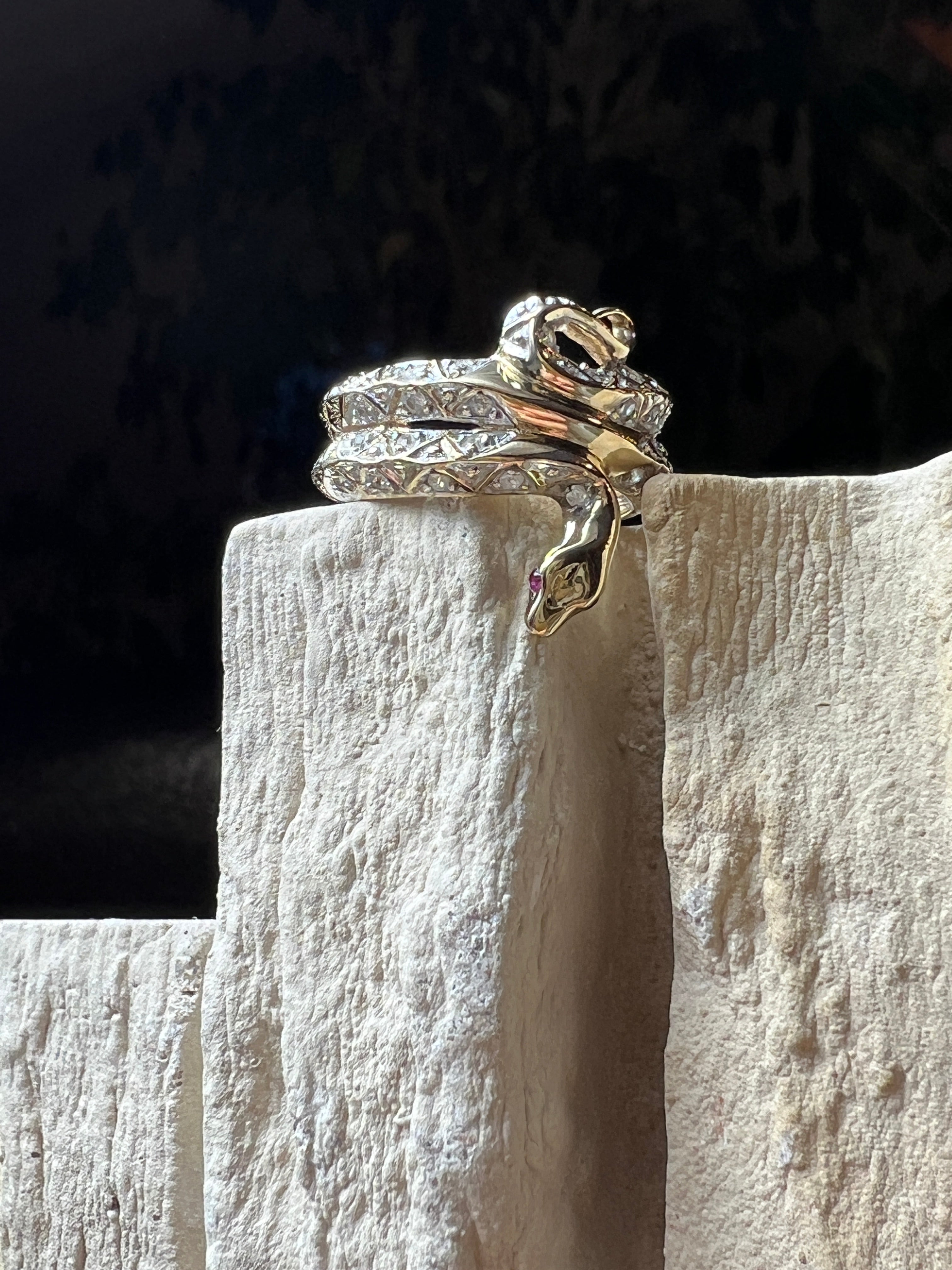 Luxus-Ring "Snake" - 333 Gold - funkelnde Rubin-Augen & 30 Diamanten