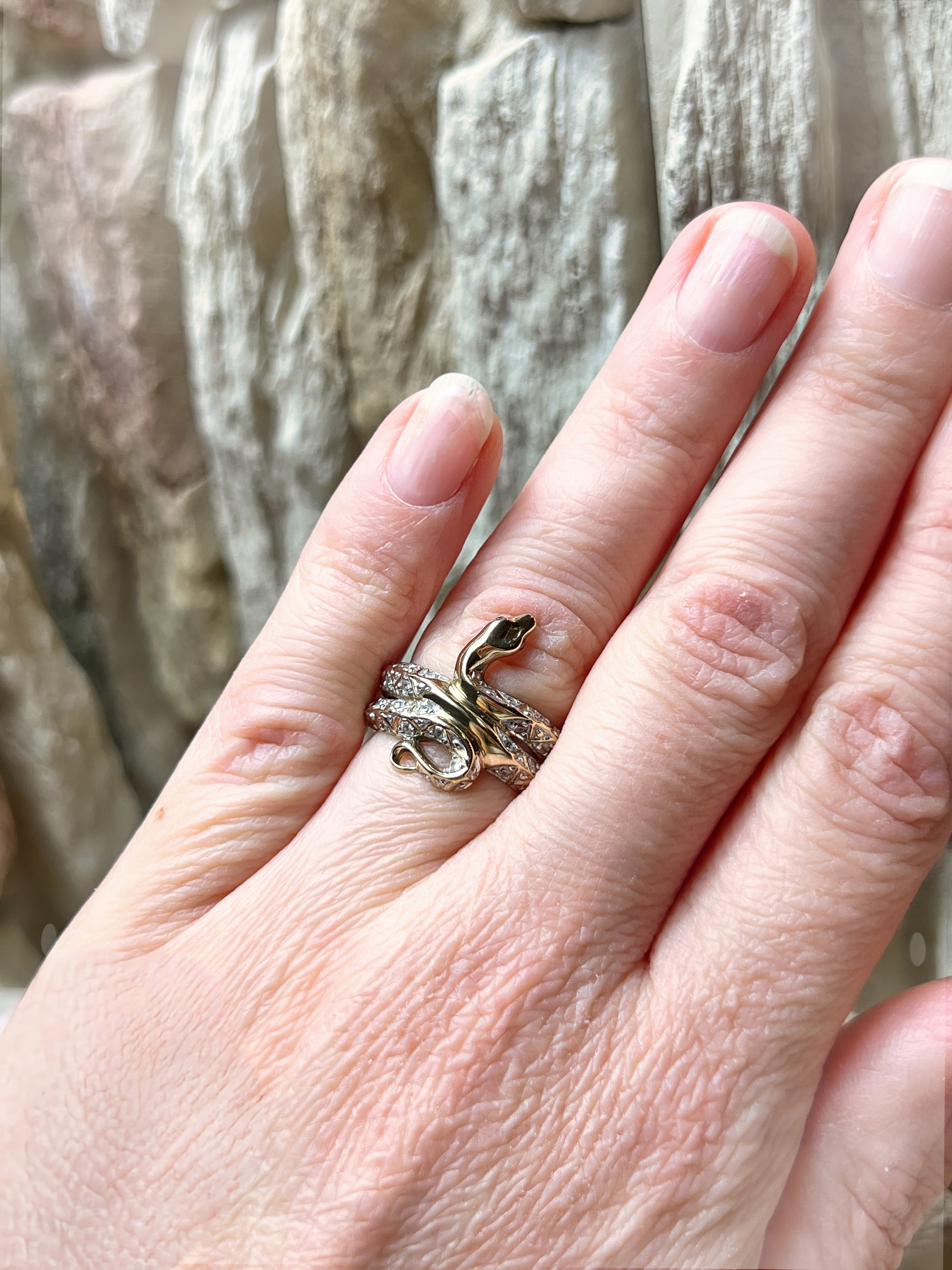 Luxus-Ring "Snake" - 333 Gold - funkelnde Rubin-Augen & 30 Diamanten