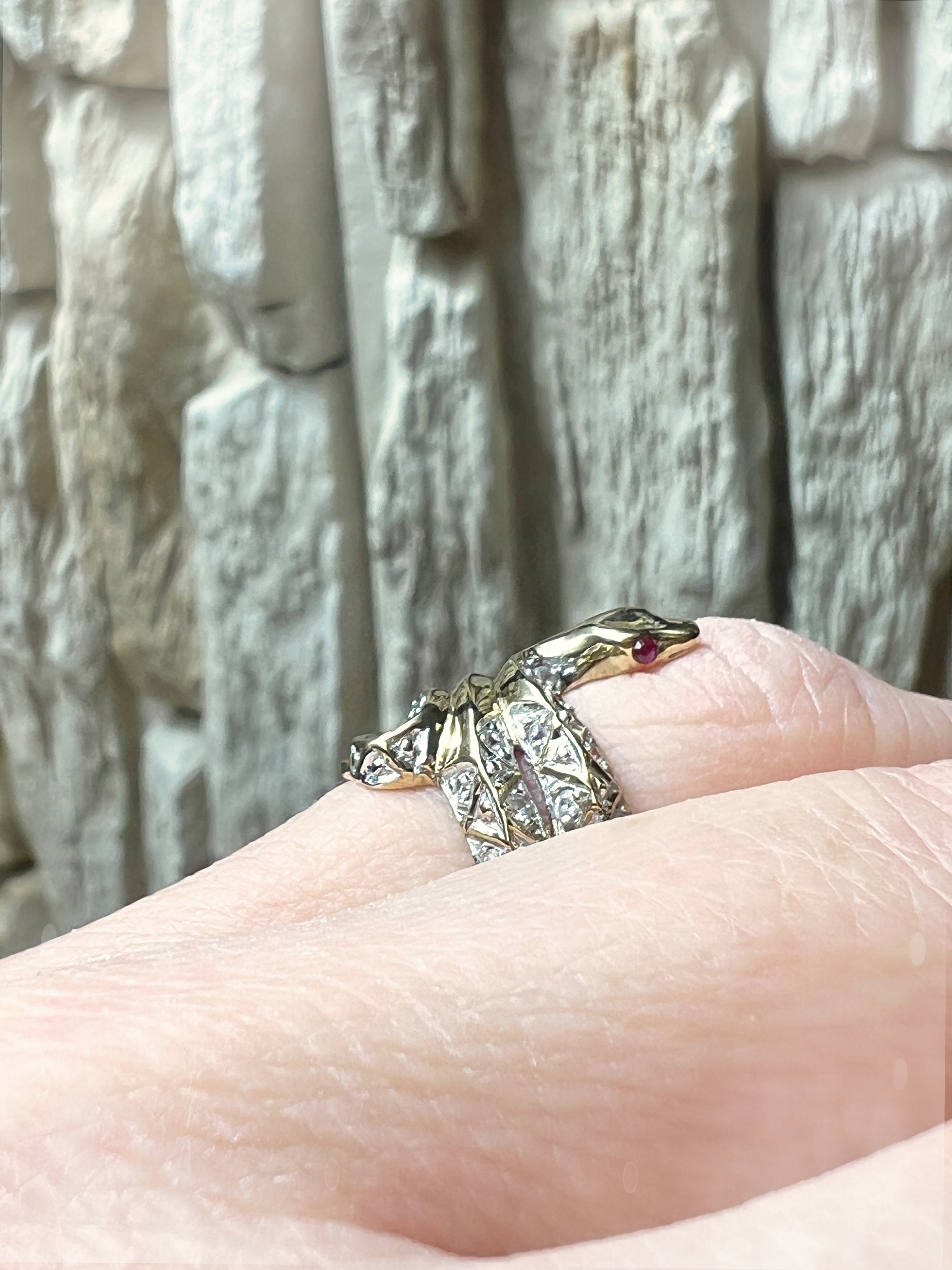 Luxus-Ring "Snake" - 333 Gold - funkelnde Rubin-Augen & 30 Diamanten