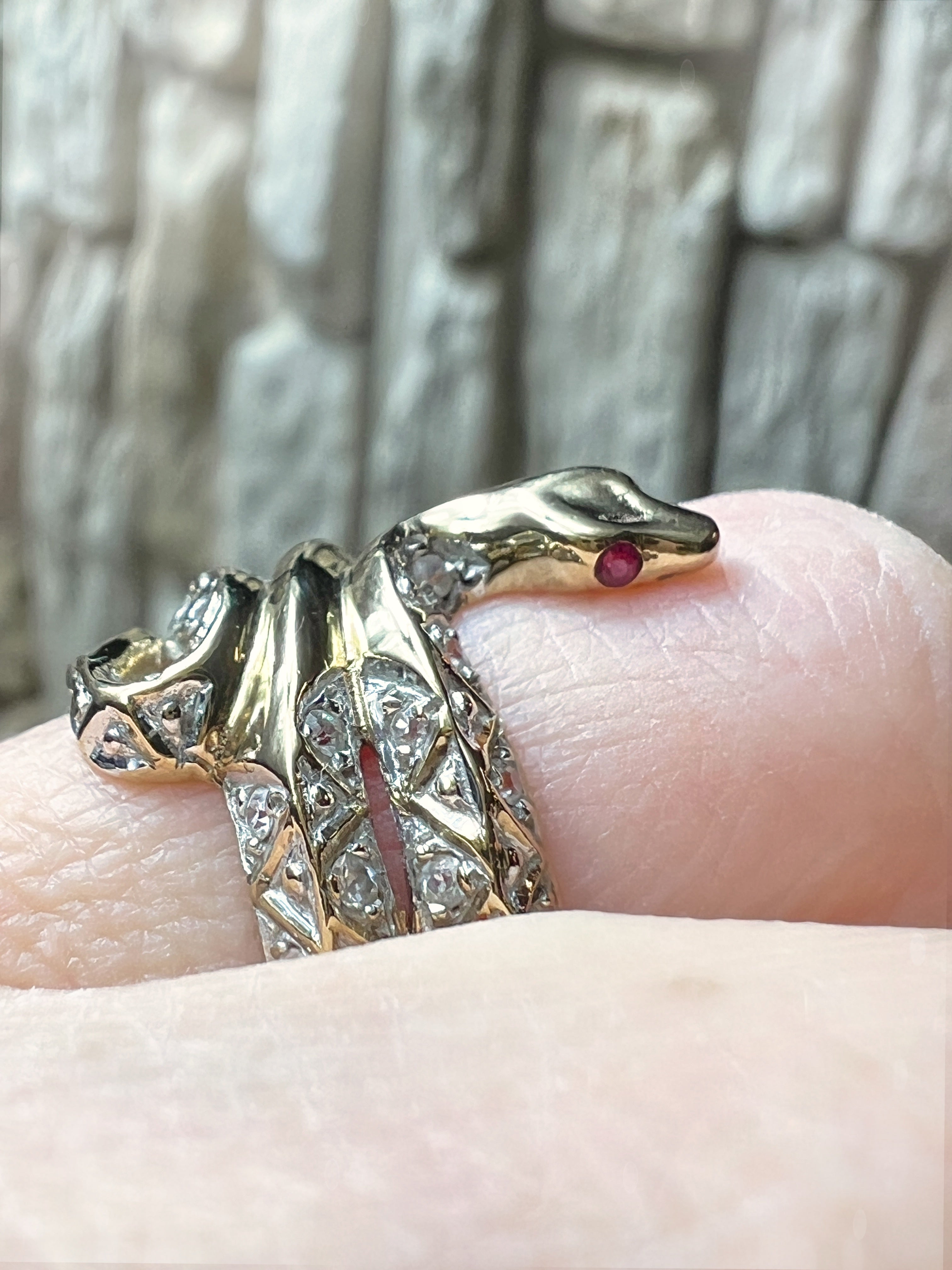 Luxus-Ring "Snake" - 333 Gold - funkelnde Rubin-Augen & 30 Diamanten