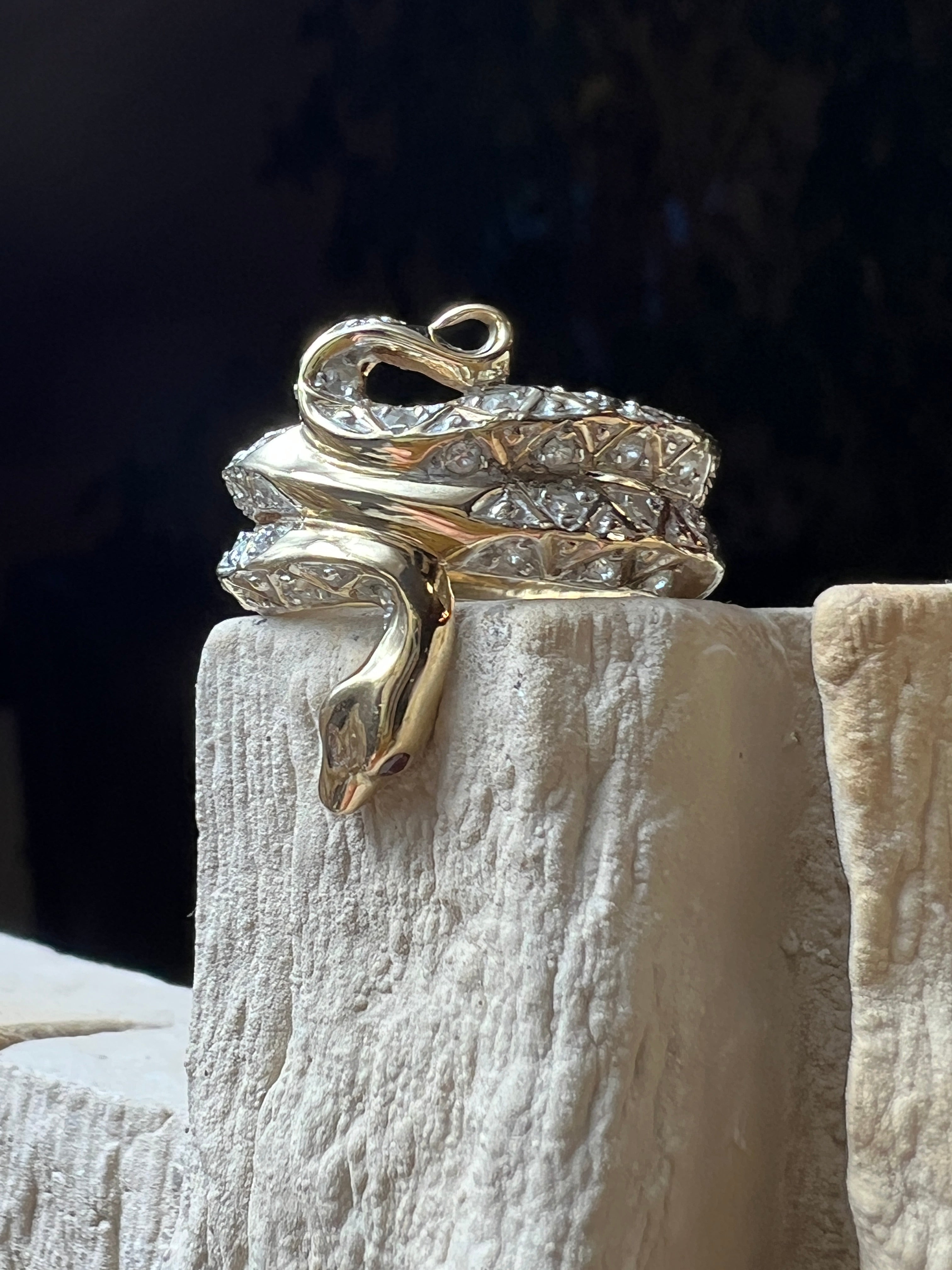 Luxus-Ring "Snake" - 333 Gold - funkelnde Rubin-Augen & 30 Diamanten