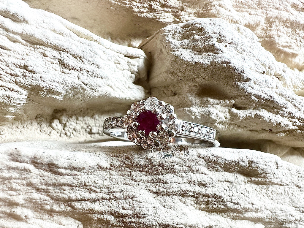 Luxus-Unikat Rubinring „Flower“ – 585er Weißgold mit Rubin & Diamanten