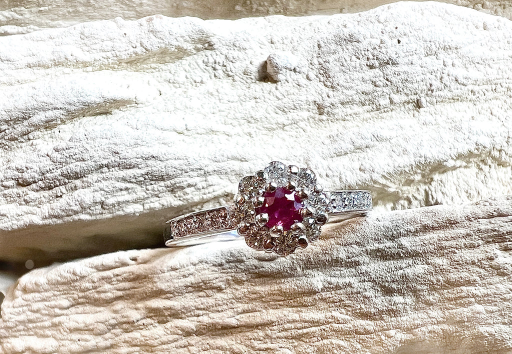 Luxus-Unikat Rubinring „Flower“ – 585er Weißgold mit Rubin & Diamanten