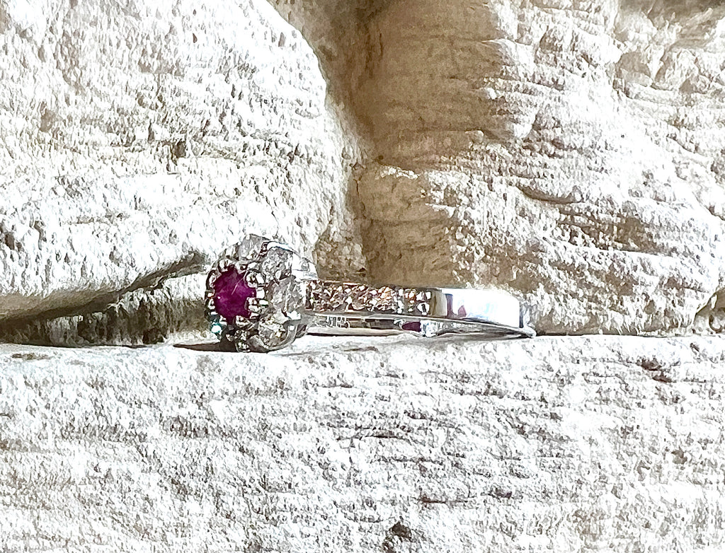 Luxus-Unikat Rubinring „Flower“ – 585er Weißgold mit Rubin & Diamanten