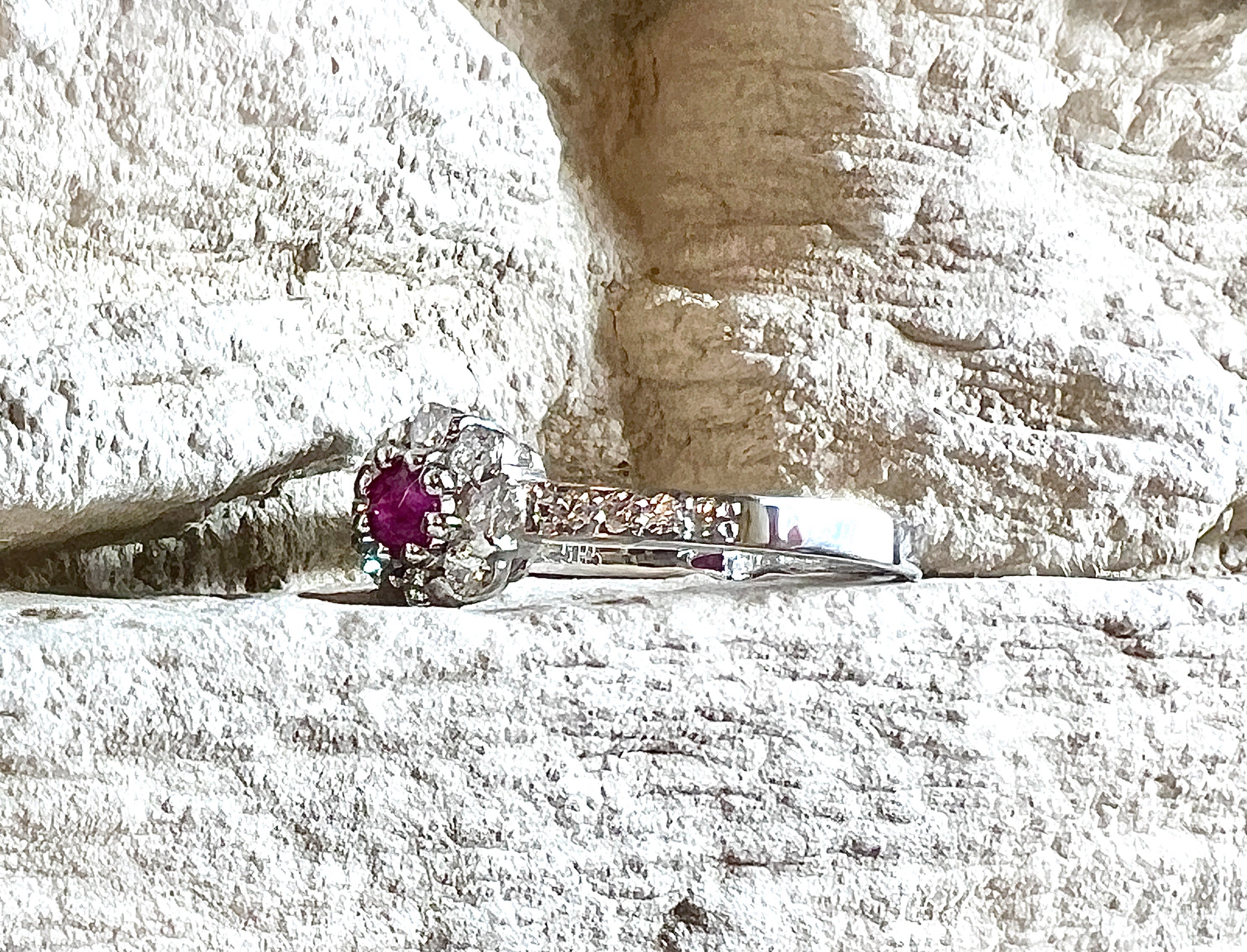 Luxus-Unikat Rubinring „Flower“ – 585er Weißgold mit Rubin & Diamanten