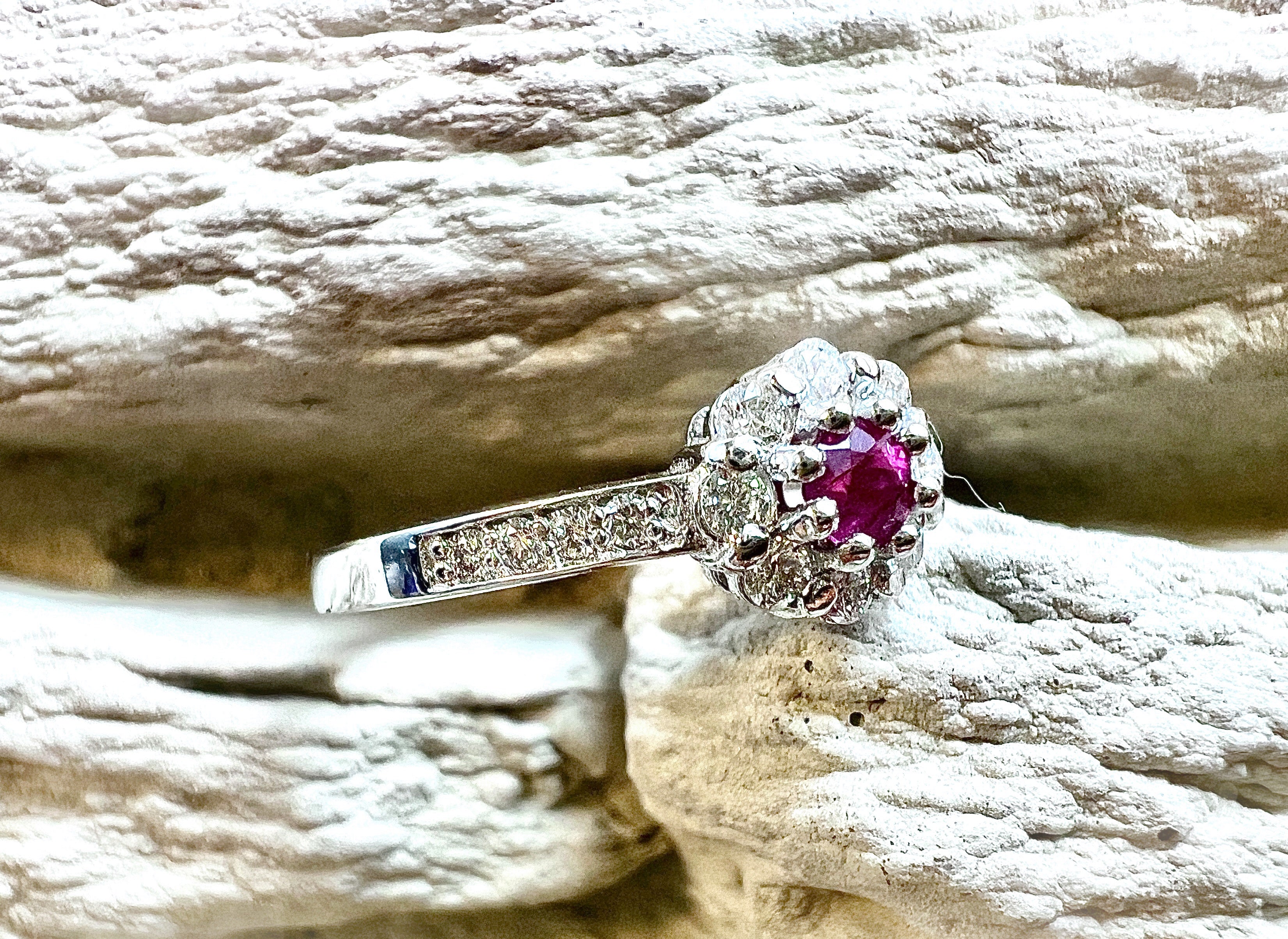 Luxus-Unikat Rubinring „Flower“ – 585er Weißgold mit Rubin & Diamanten