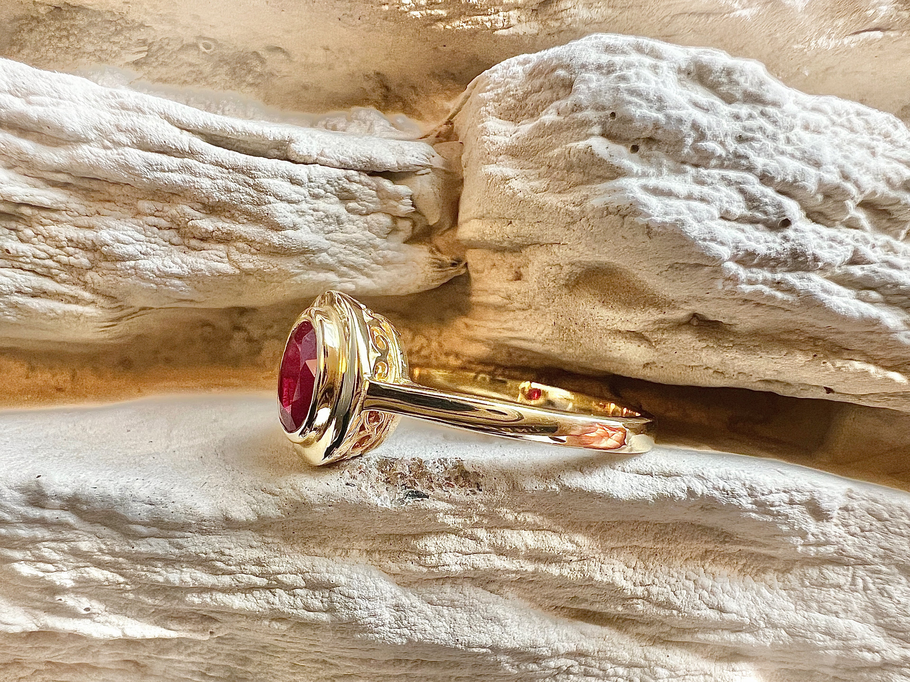 Luxus-Unikat Rubinring „Flower“ – 585er Gelbgold mit Rubin & Diamanten