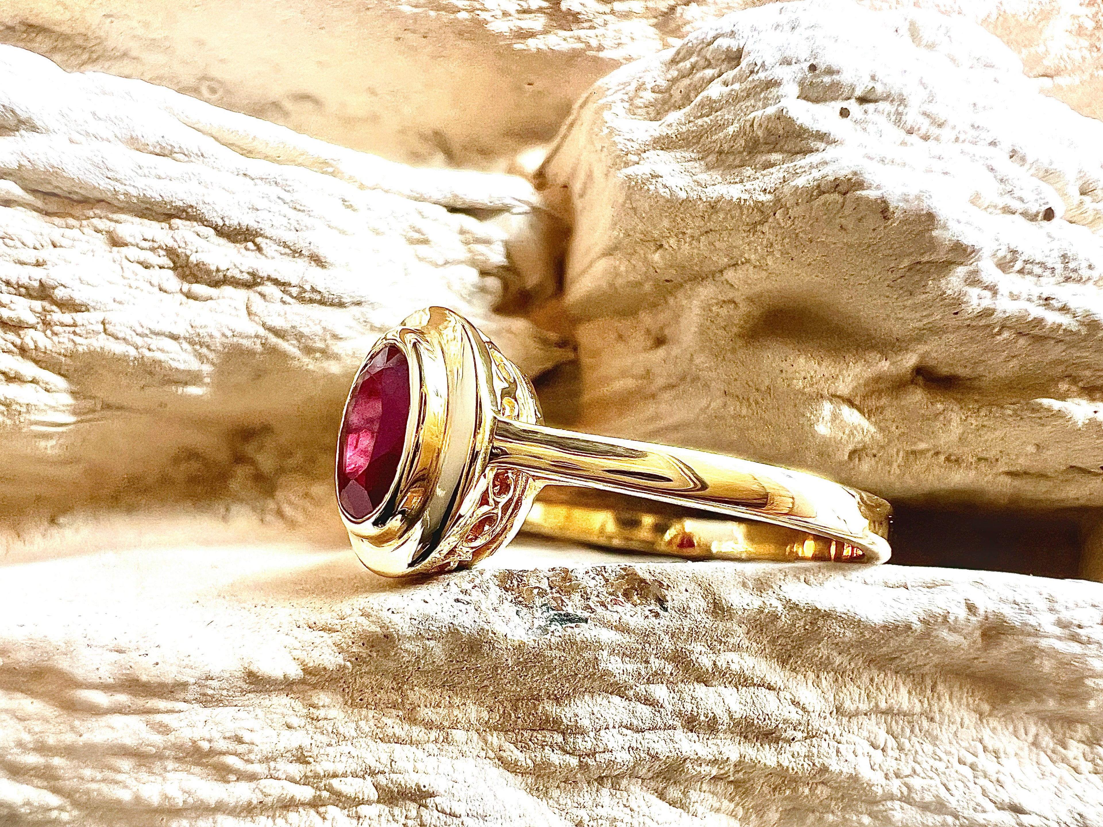 Luxus-Unikat Rubinring „Flower“ – 585er Gelbgold mit Rubin & Diamanten