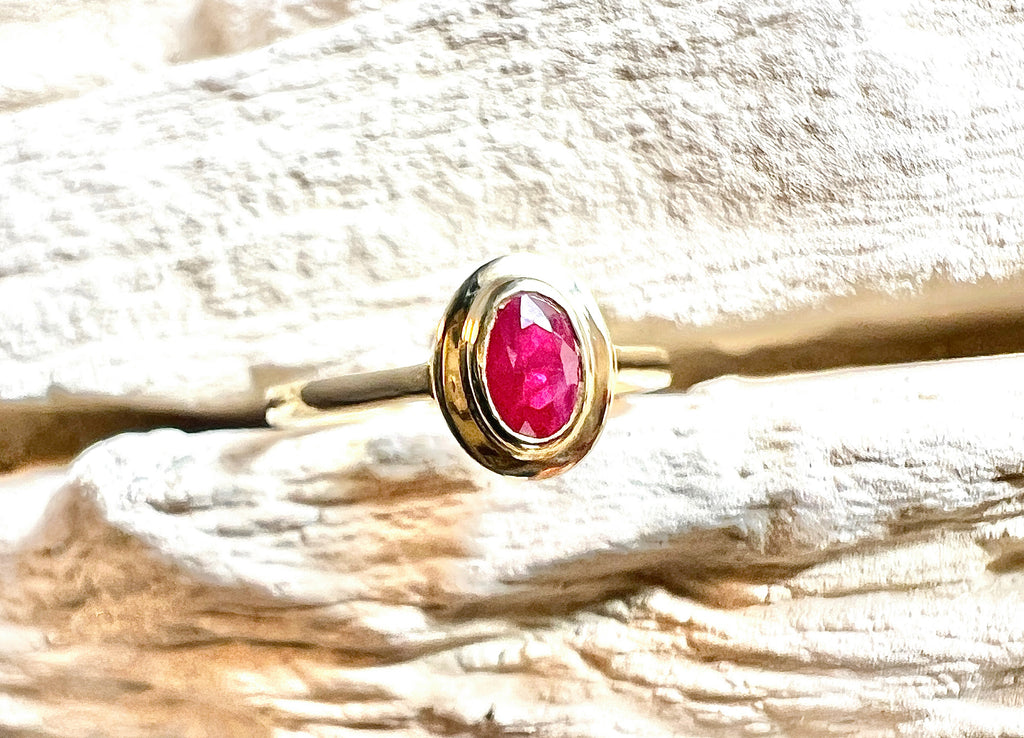 Luxus-Unikat Rubinring „Flower“ – 585er Gelbgold mit Rubin & Diamanten