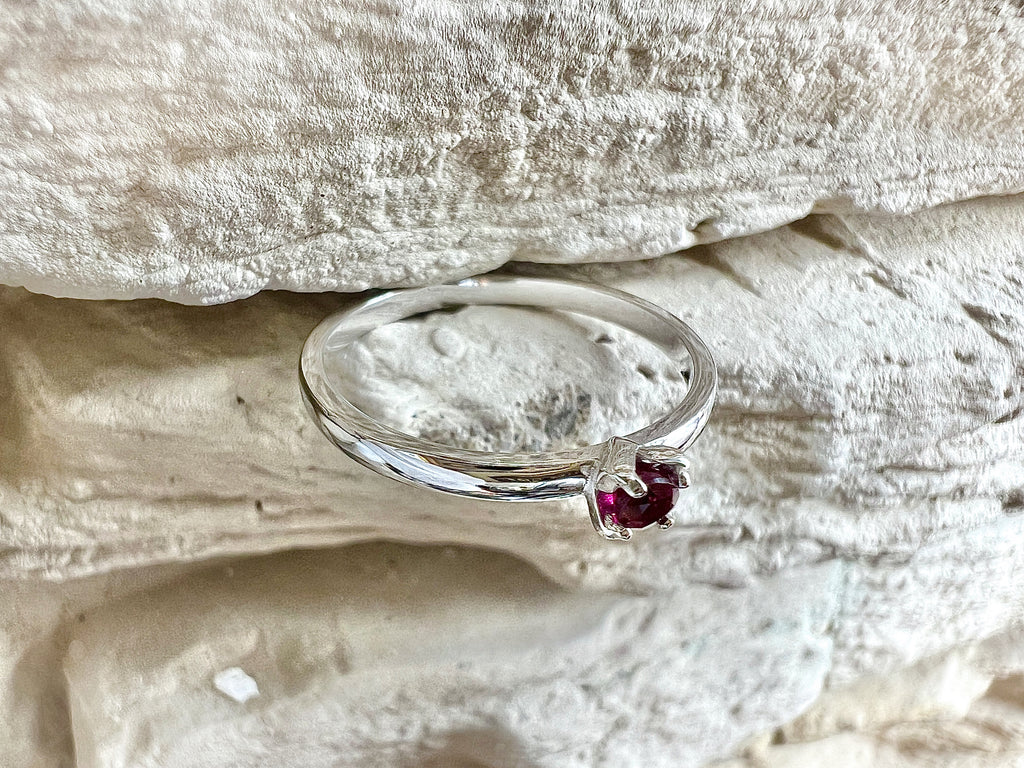 Luxus-Unikat Rubinring „Zarte Eleganz“ – 585er Weißgold mit Rubin