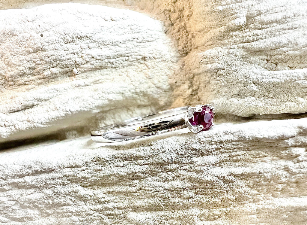 Luxus-Unikat Rubinring „Zarte Eleganz“ – 585er Weißgold mit Rubin