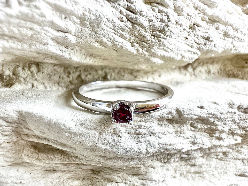 Luxus-Unikat Rubinring „Zarte Eleganz“ – 585er Weißgold mit Rubin
