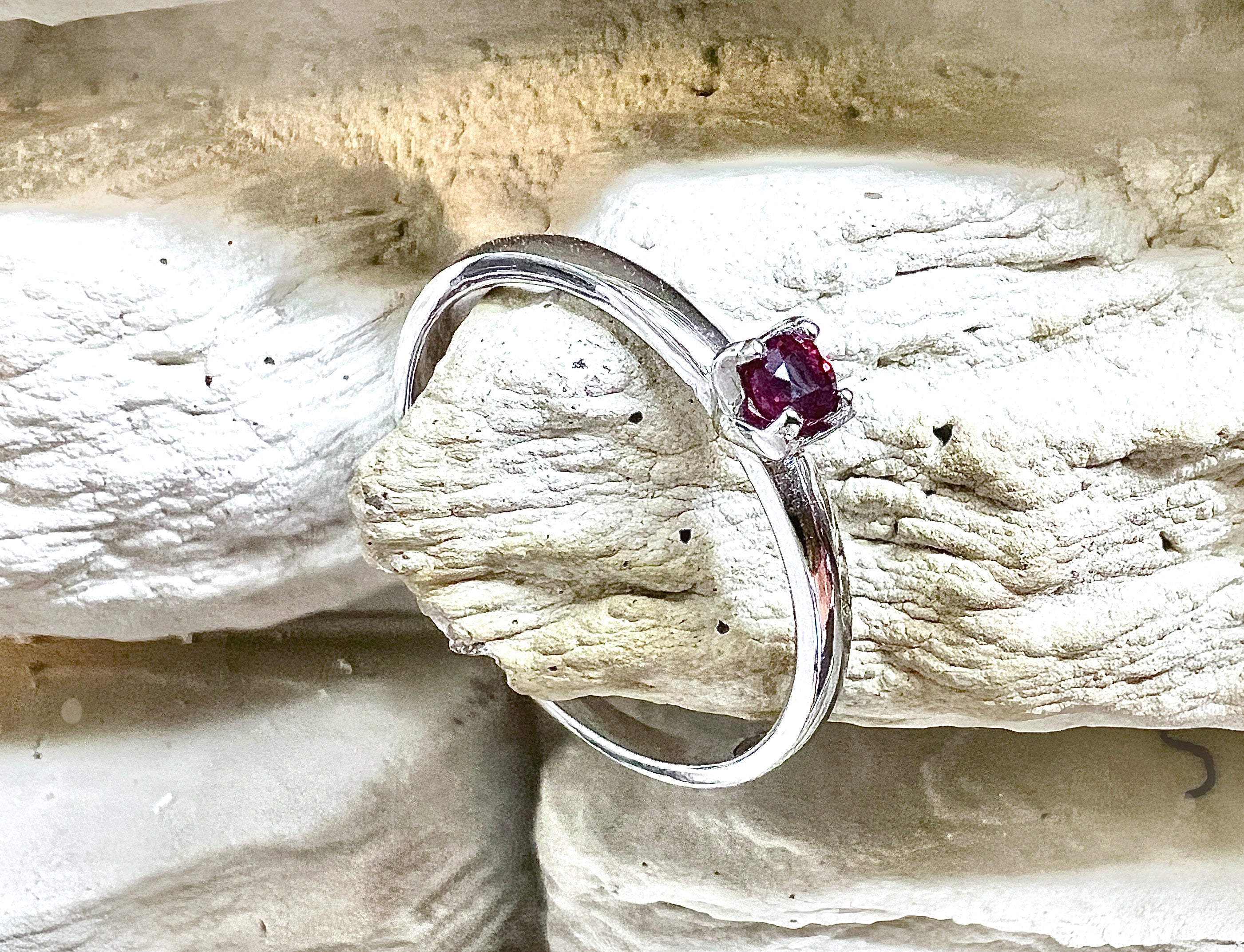 Luxus-Unikat Rubinring „Zarte Eleganz“ – 585er Weißgold mit Rubin