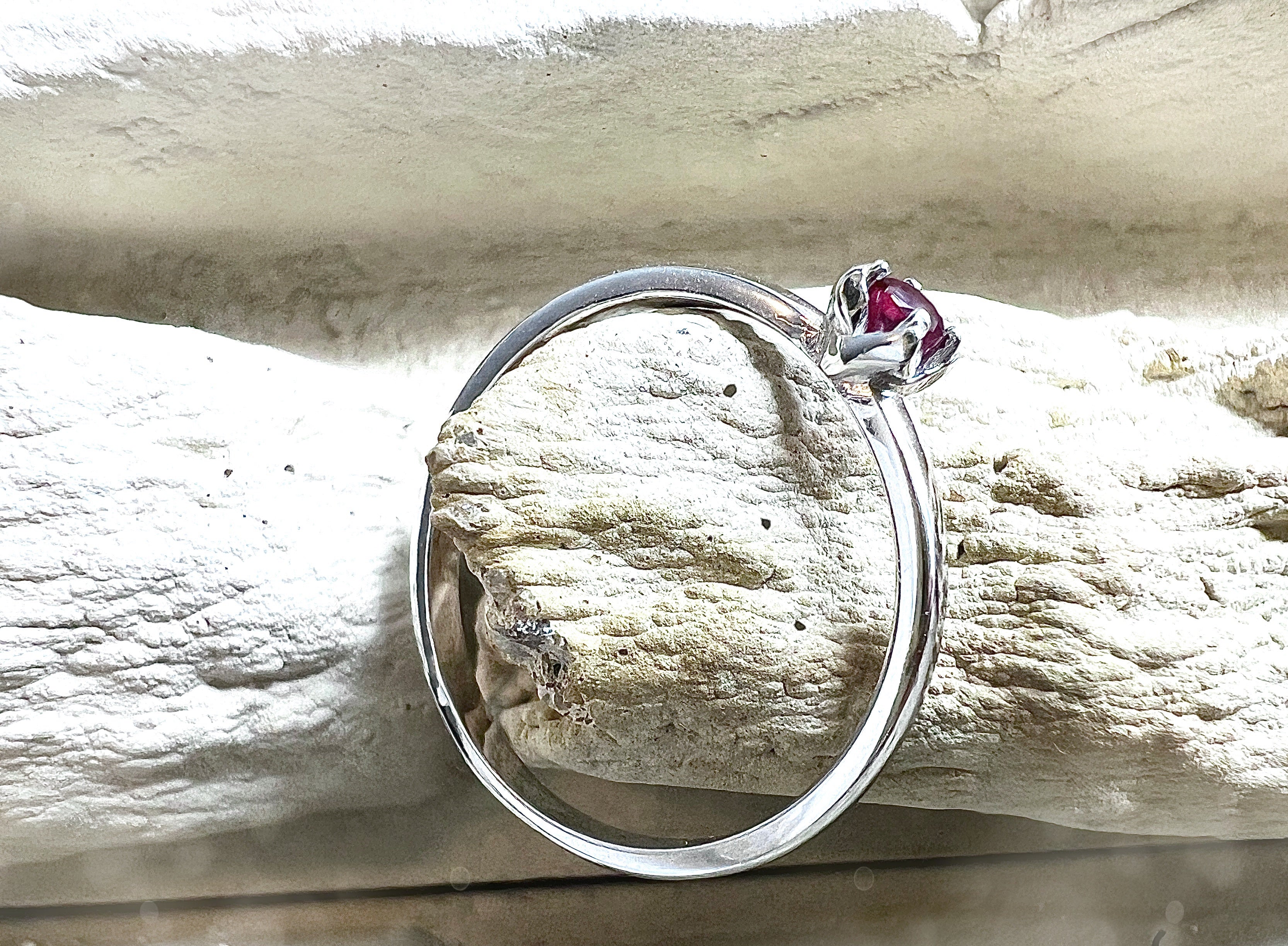 Luxus-Unikat Rubinring „Zarte Eleganz“ – 585er Weißgold mit Rubin