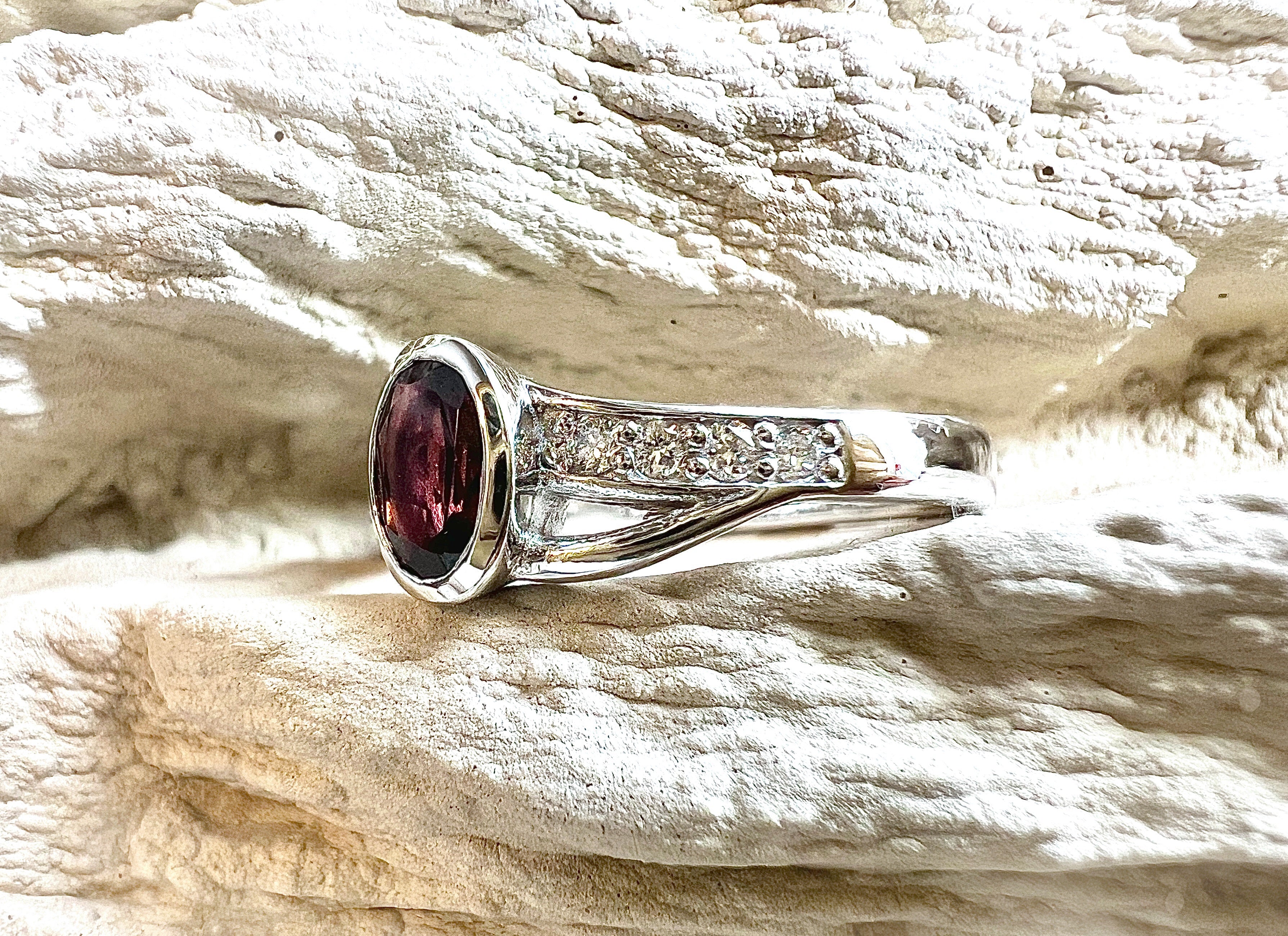 Luxus-Unikat Ring „Rotes Herz“ – Handgefertigt aus 585er Weißgold