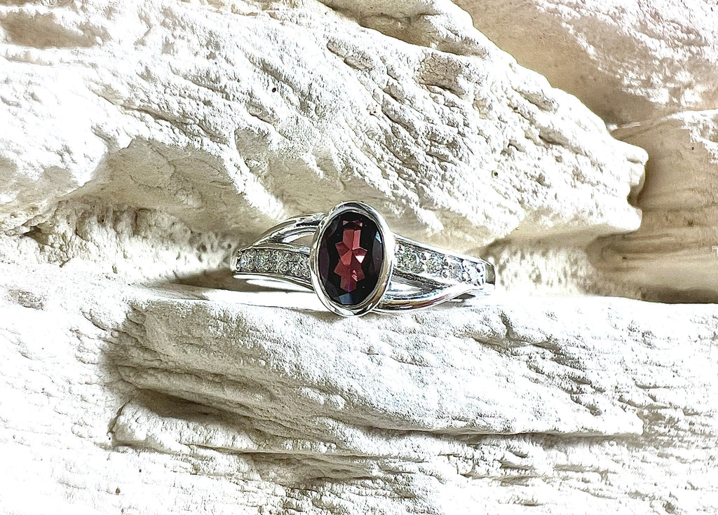 Luxus-Unikat Ring „Rotes Herz“ – Handgefertigt aus 585er Weißgold